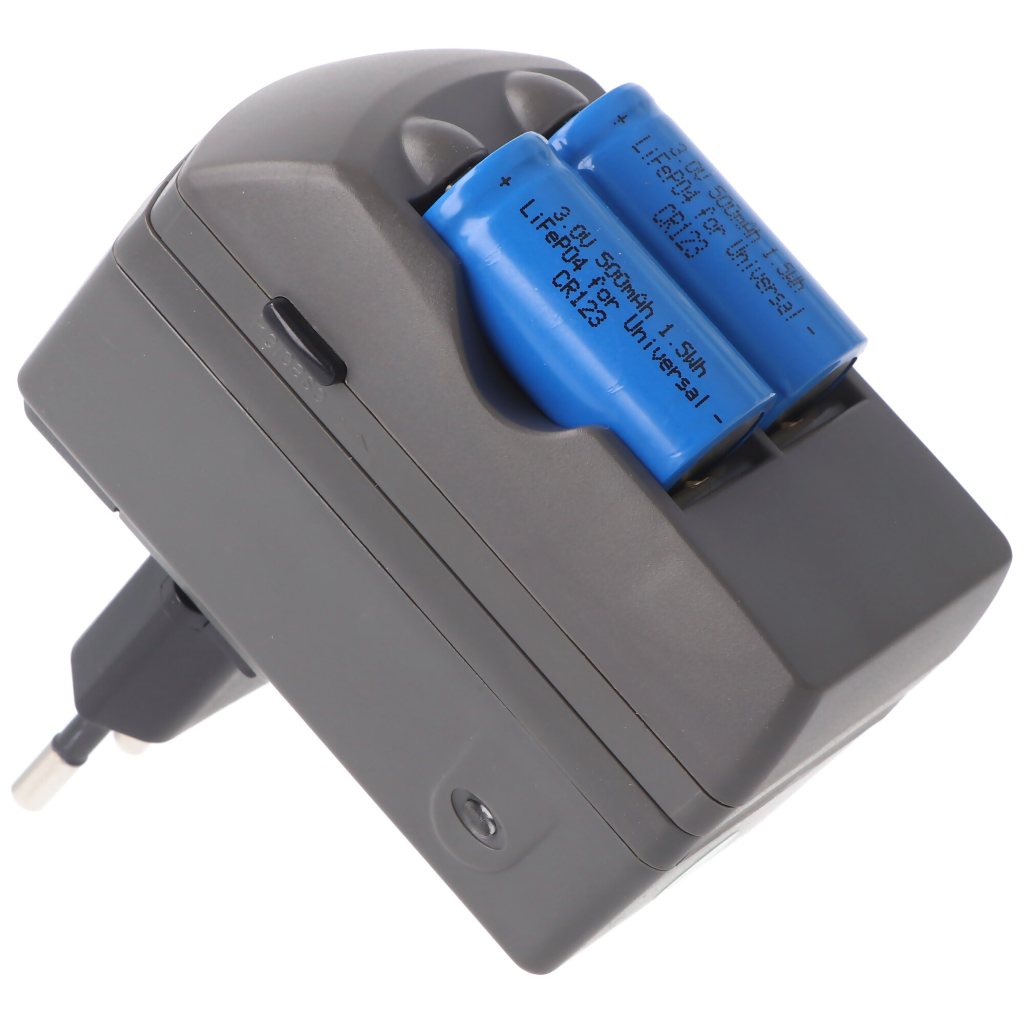 Ein graues Batterieladegerät mit zwei blauen Batterien, die eingesetzt sind, mit einem Stecker.