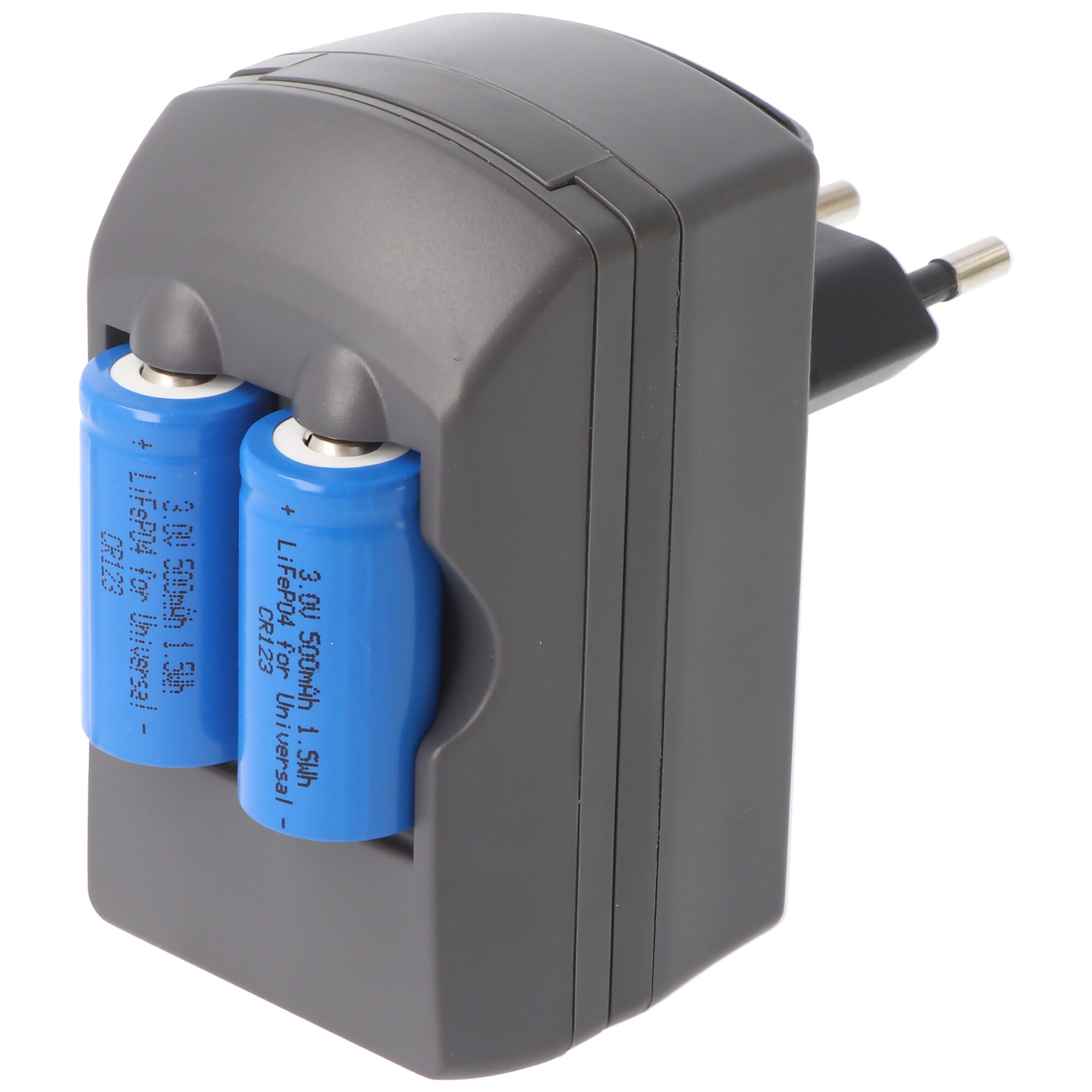 Graues Ladegerät mit zwei blauen Batterien, weißer Hintergrund, Nahaufnahme.
