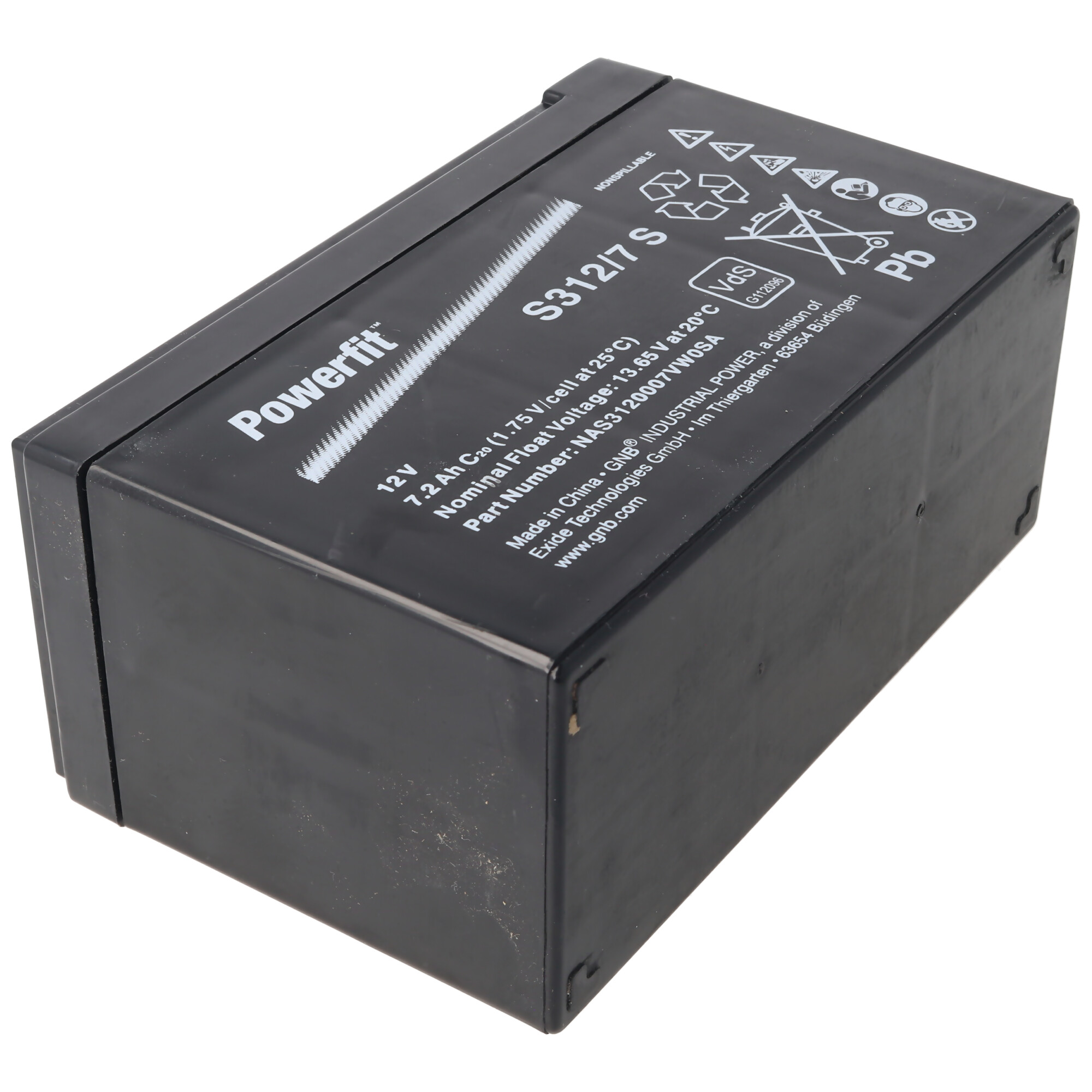 Eine schwarze Powerfit-Batterie mit Etiketten, die Spannung und Sicherheitshinweise anzeigen.
