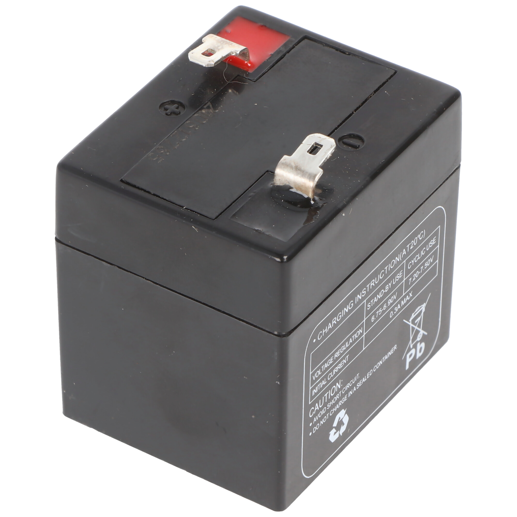 Eine schwarze Batterie mit rotem Anschluss und Warnhinweisen, die auf einer weißen Oberfläche liegt.