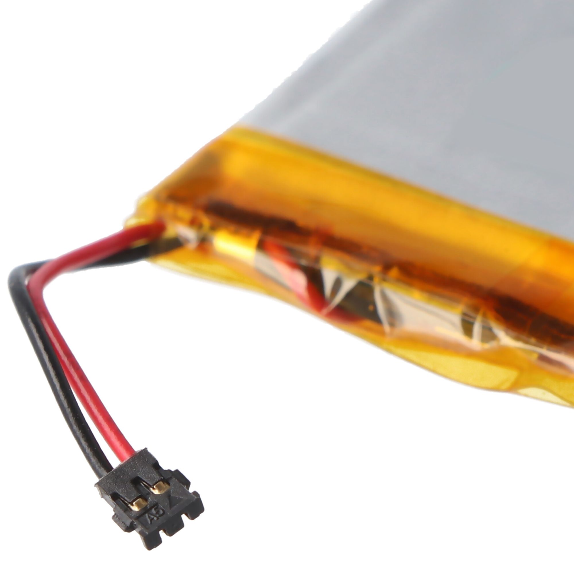 Nahaufnahme einer Batterie mit roten und schwarzen Drähten und einem schwarzen Stecker.