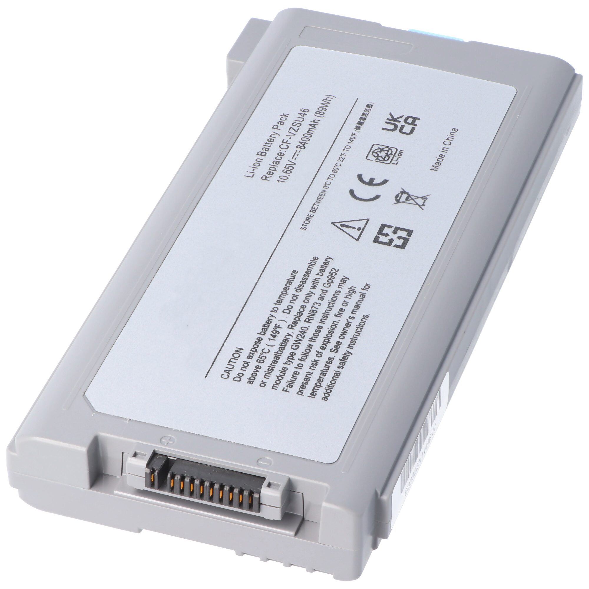 Grijs rechthoekig batterijpakket met een connector en waarschuwingslabels. Witte achtergrond.