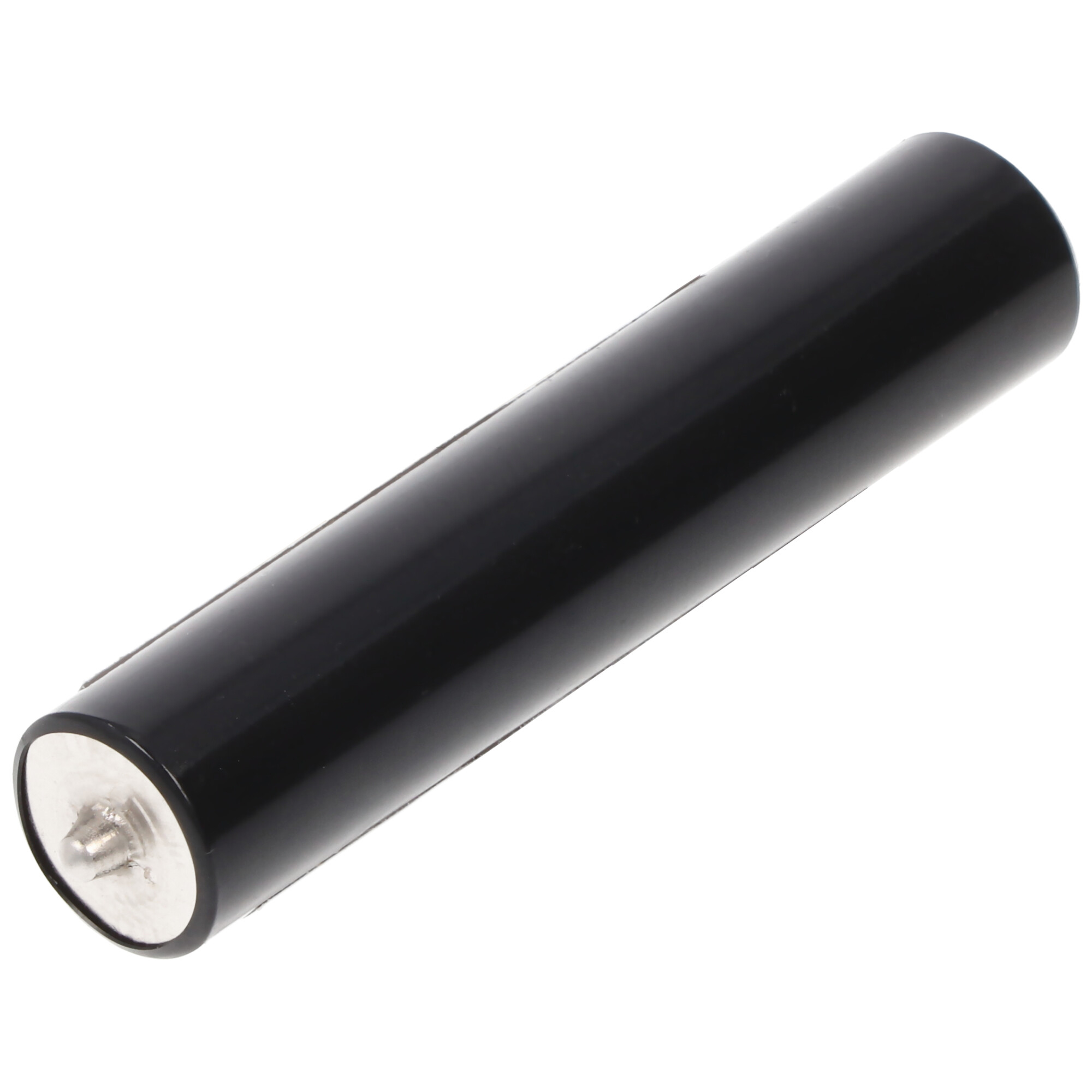 Eine schwarze zylindrische Batterie auf weißem Hintergrund. Die Batterie ist eine einzelne Einheit.