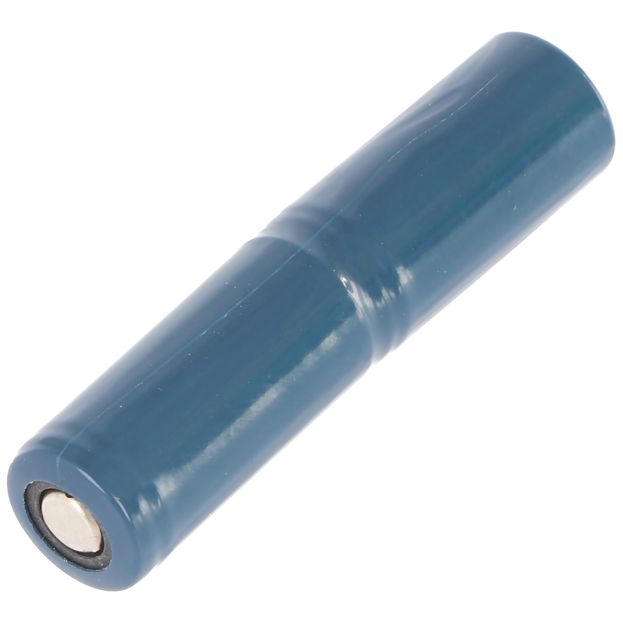 Eine zylindrische, teal-farbene Batterie mit silberner Endkappe. Die Batterie ist isoliert.