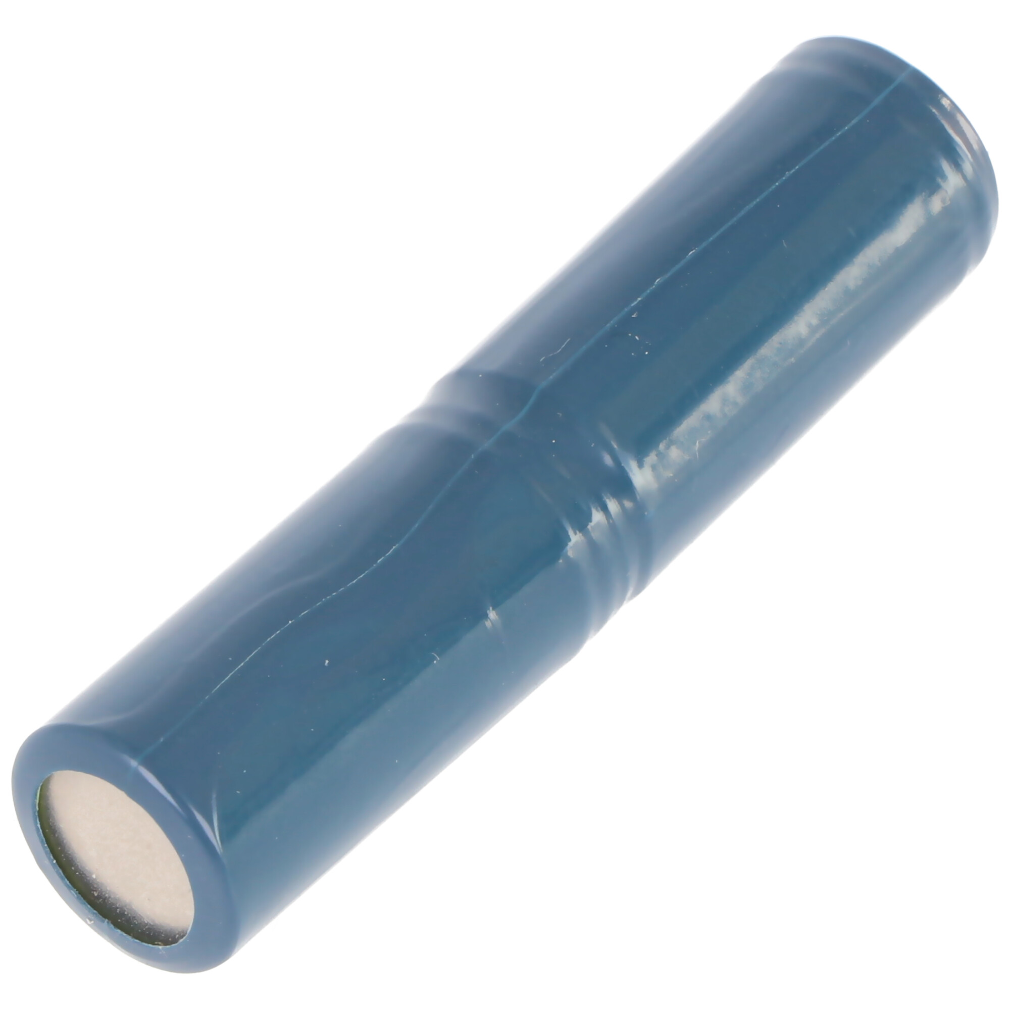Blaue zylindrische Batterie mit silbernen Metallenden, isoliert auf weißem Hintergrund.