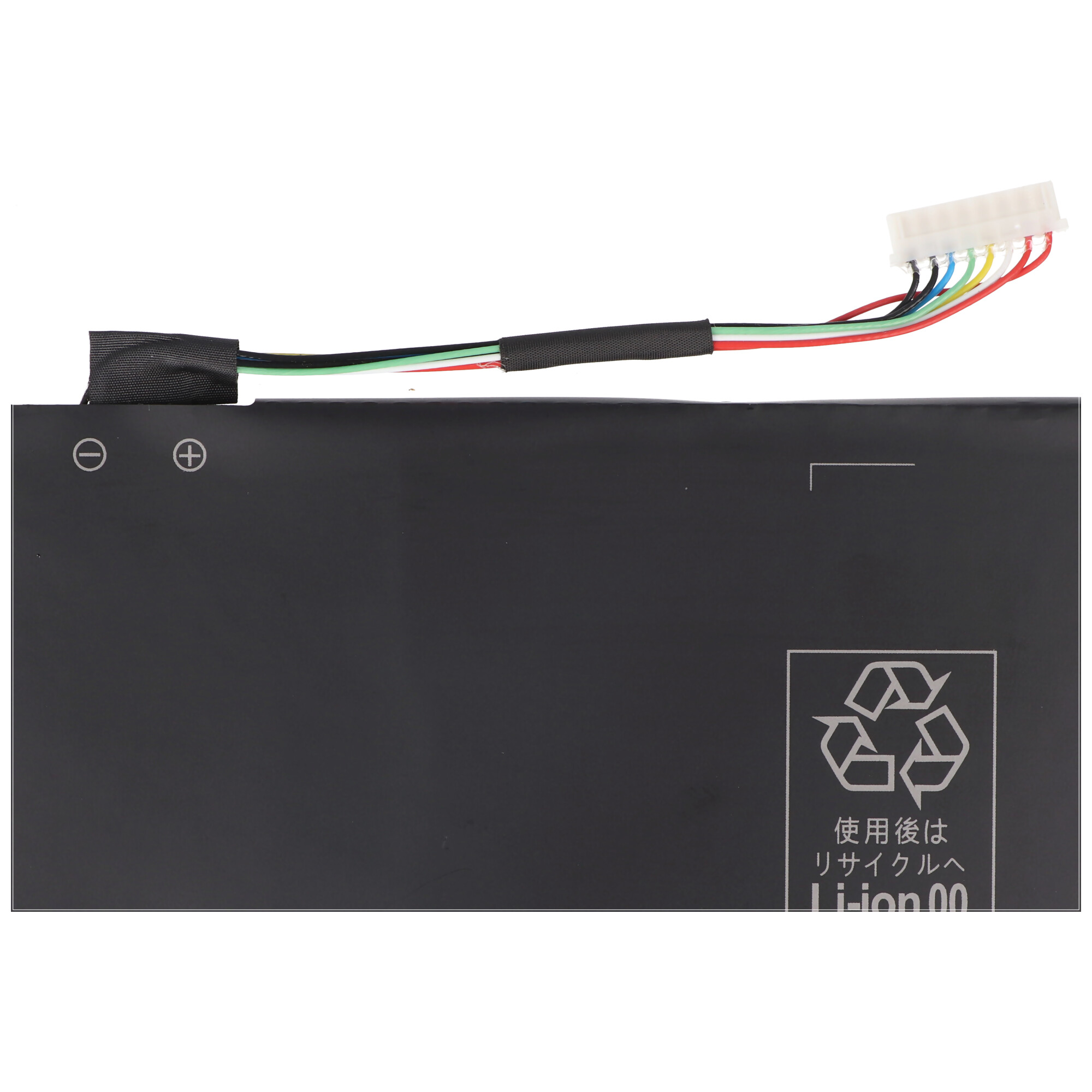 Eine schwarze Batterie mit Stecker und Recycling-Symbol. Es hat ein Kabel.