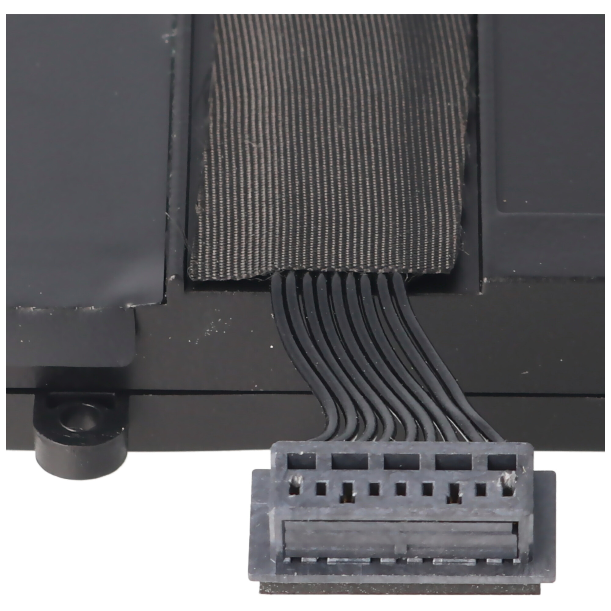 Nahaufnahme einer schwarzen elektronischen Komponente mit Drähten und einem grauen Stecker.