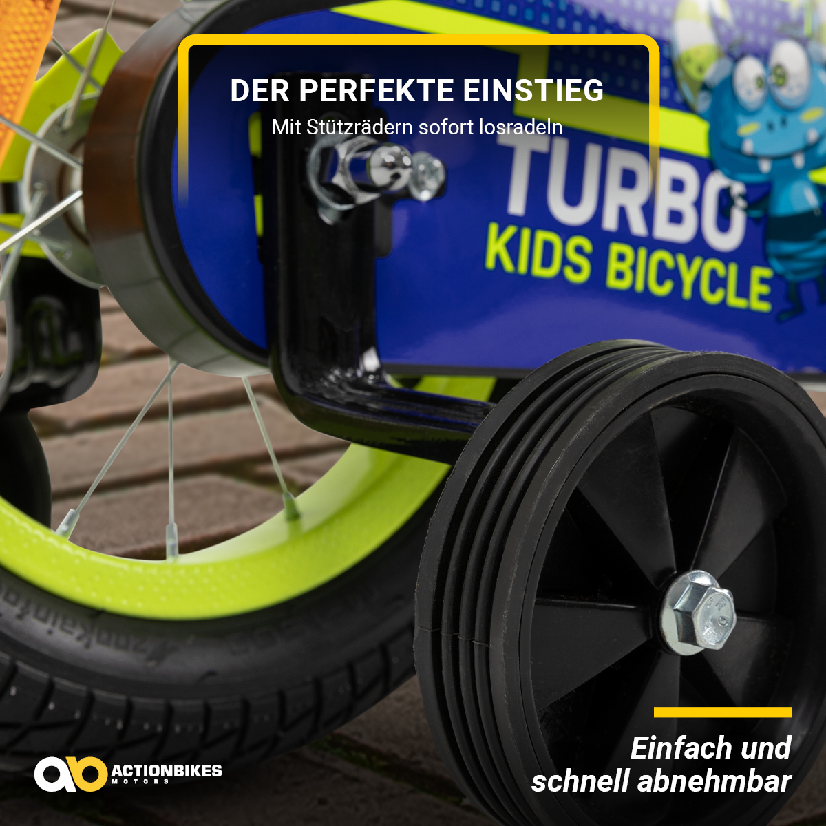 Kinderrad mit Stützrädern. Blaue, grüne und schwarze Farben sichtbar. Fokus auf Raddetail.