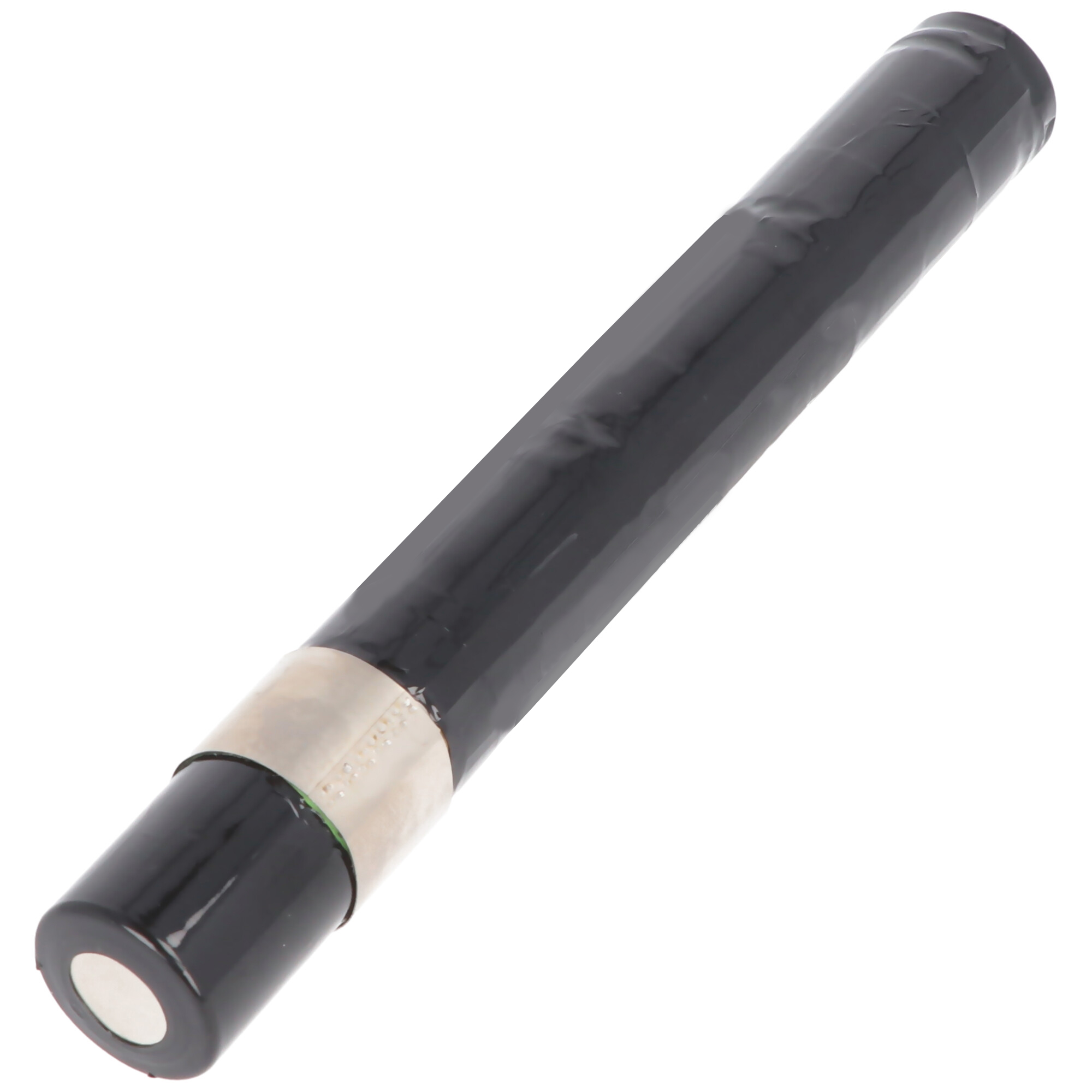 Eine lange schwarze Batterie mit einem silbernen Ring darauf und weißem Hintergrund.