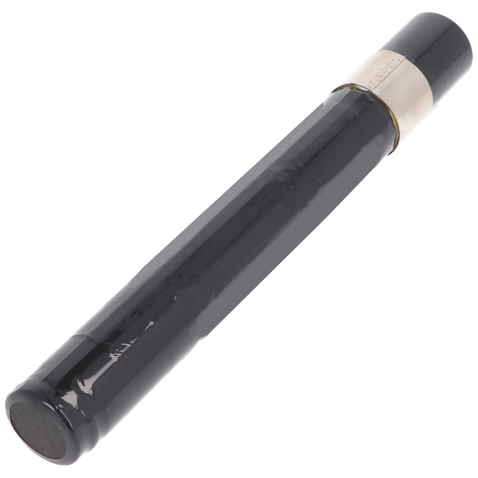 Eine schwarze Batteriezelle mit einem silbernen Band, auf weißem Hintergrund.