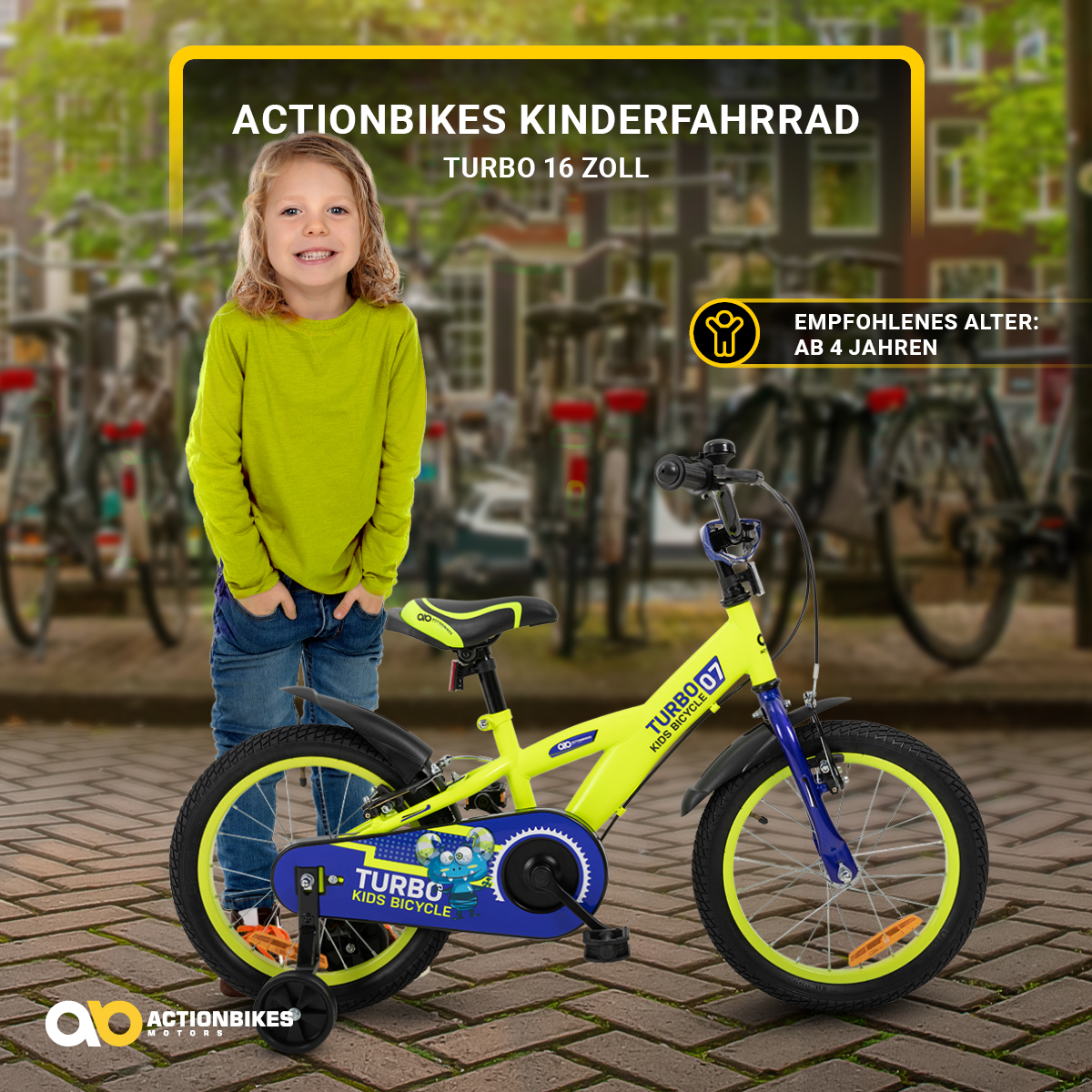 Ein junges Mädchen lächelt neben einem limettengrünen und blauen Kinderfahrrad.