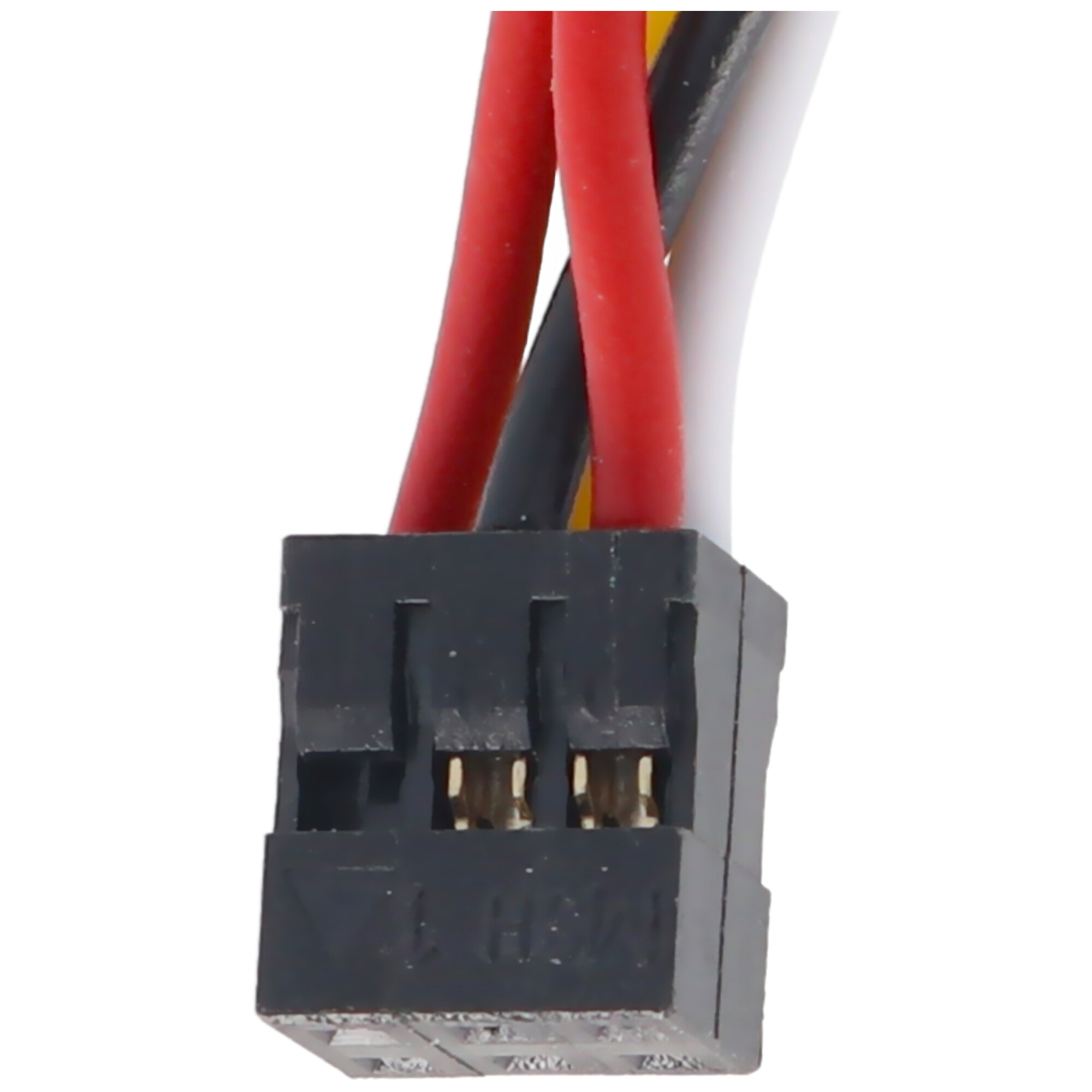 Schwarzer Stecker mit Kabeln. Weißer Hintergrund.
