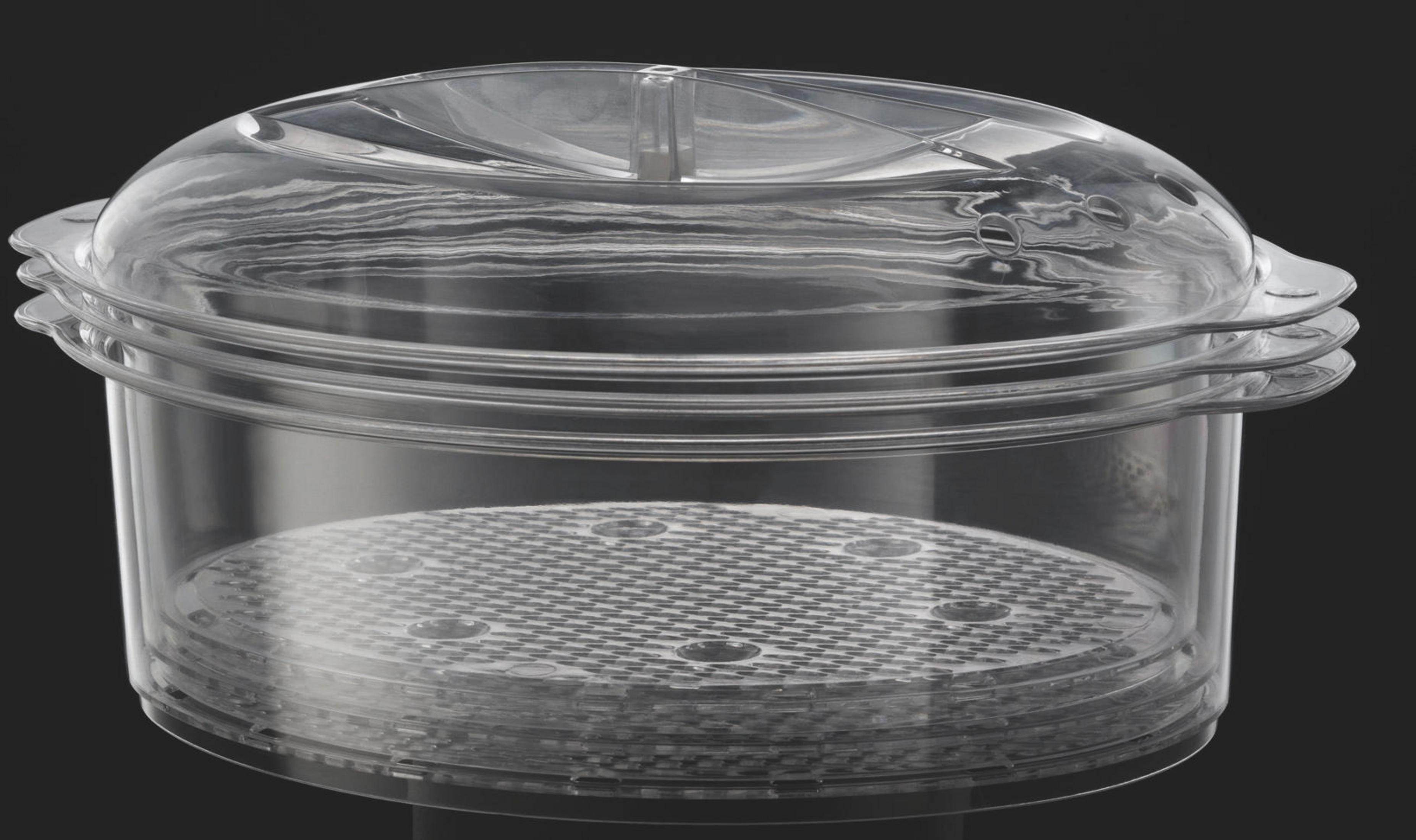 Przezroczysty pojemnik na żywność z wieloma poziomami, czarne tło.