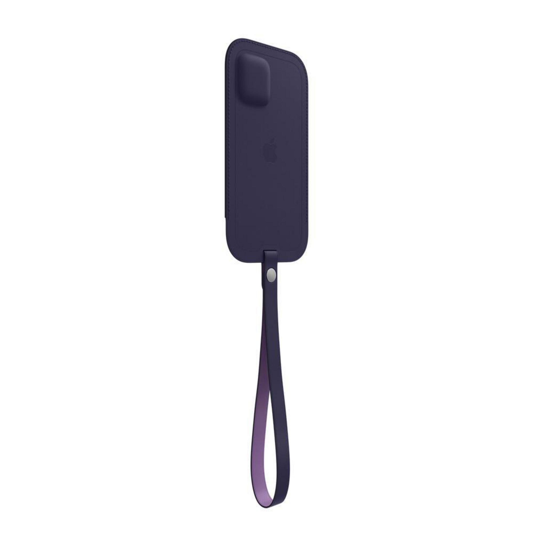 Coque d'iPhone violette avec une lanière, avec le logo Apple au dos.