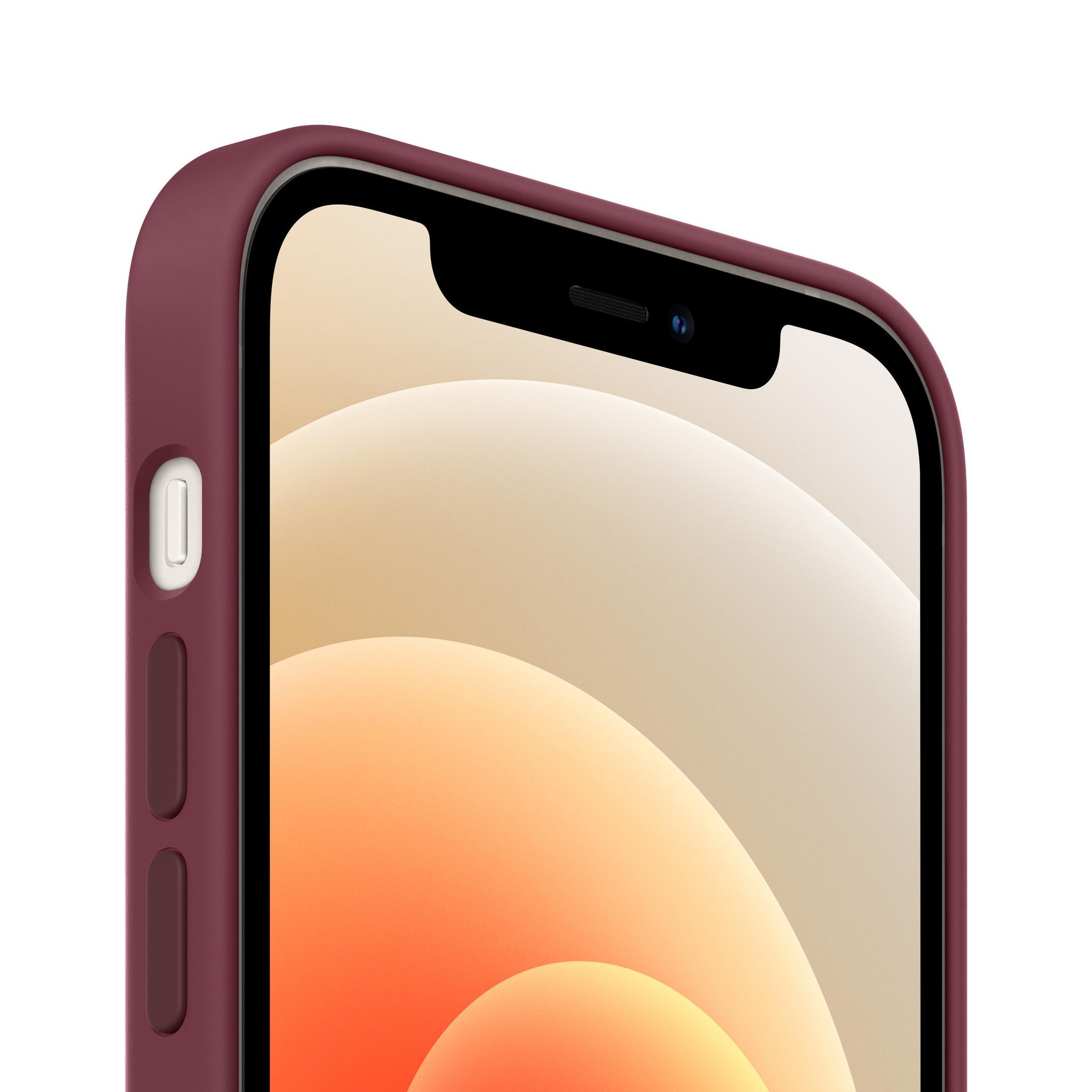 Zbliżenie bordowego etui na telefon, białe tło. Widoczna krawędź telefonu i aparat.