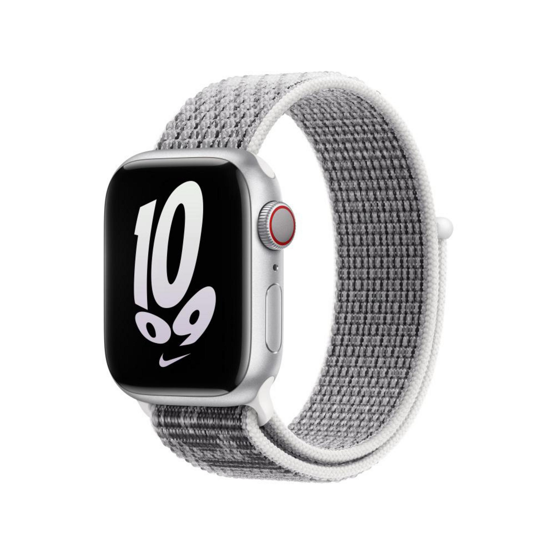 Apple Watch Series 7 argent avec bracelet tissé gris et blanc.
