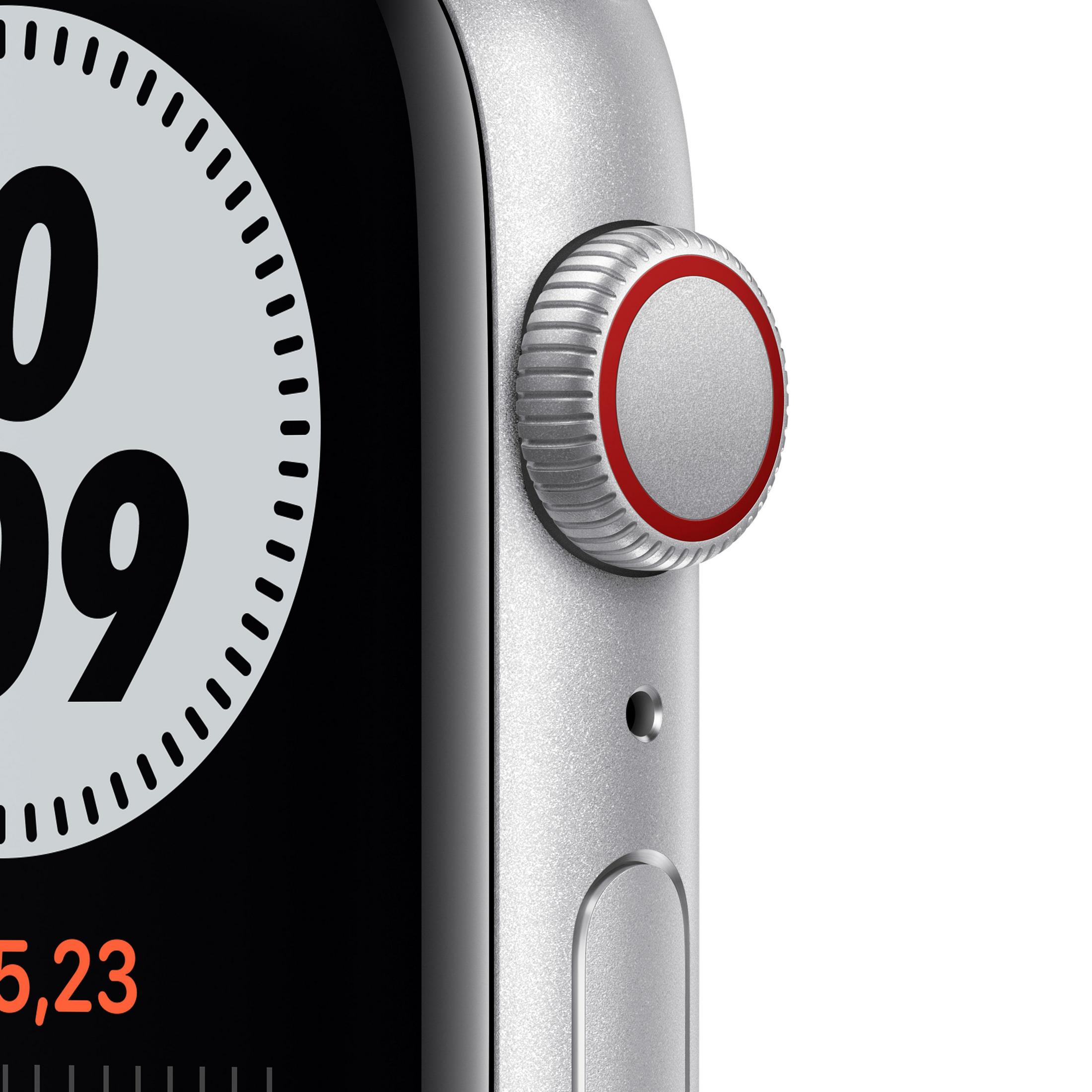 Nahaufnahme einer silbernen Apple Watch. Das Zifferblatt zeigt Zahlen und einen roten Knopf.