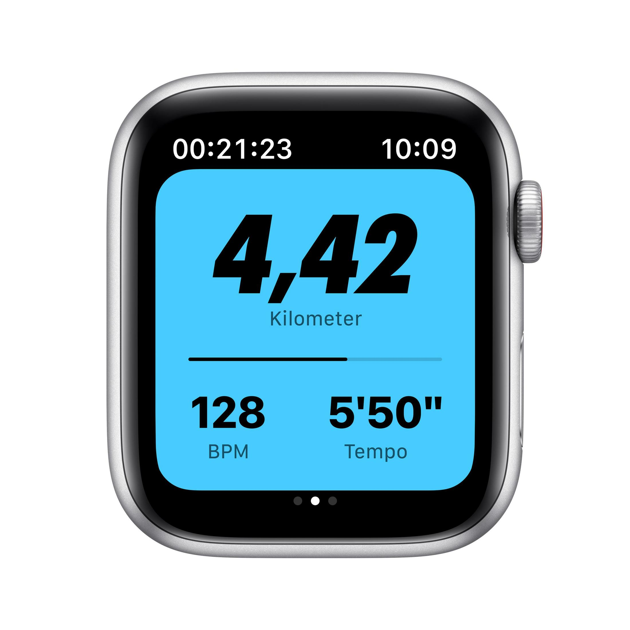 Silberne Apple Watch mit Trainingsdaten: Distanz, Zeit, Herzfrequenz und Tempo auf blauem Bildschirm.