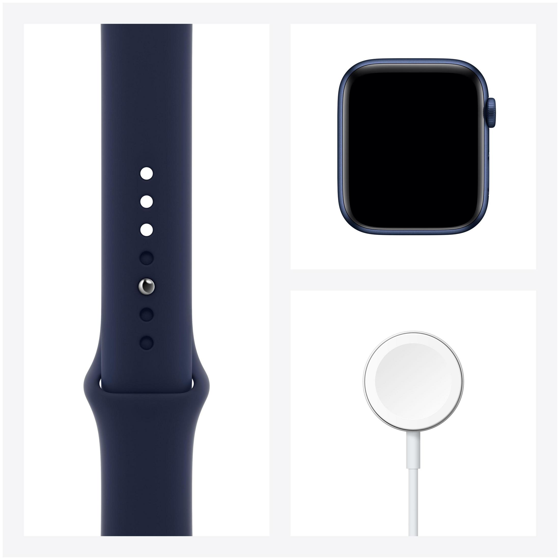 Blaues Apple Watch Armband, Zifferblatt und Ladegerät. Komponenten sind auf weißem Hintergrund isoliert.