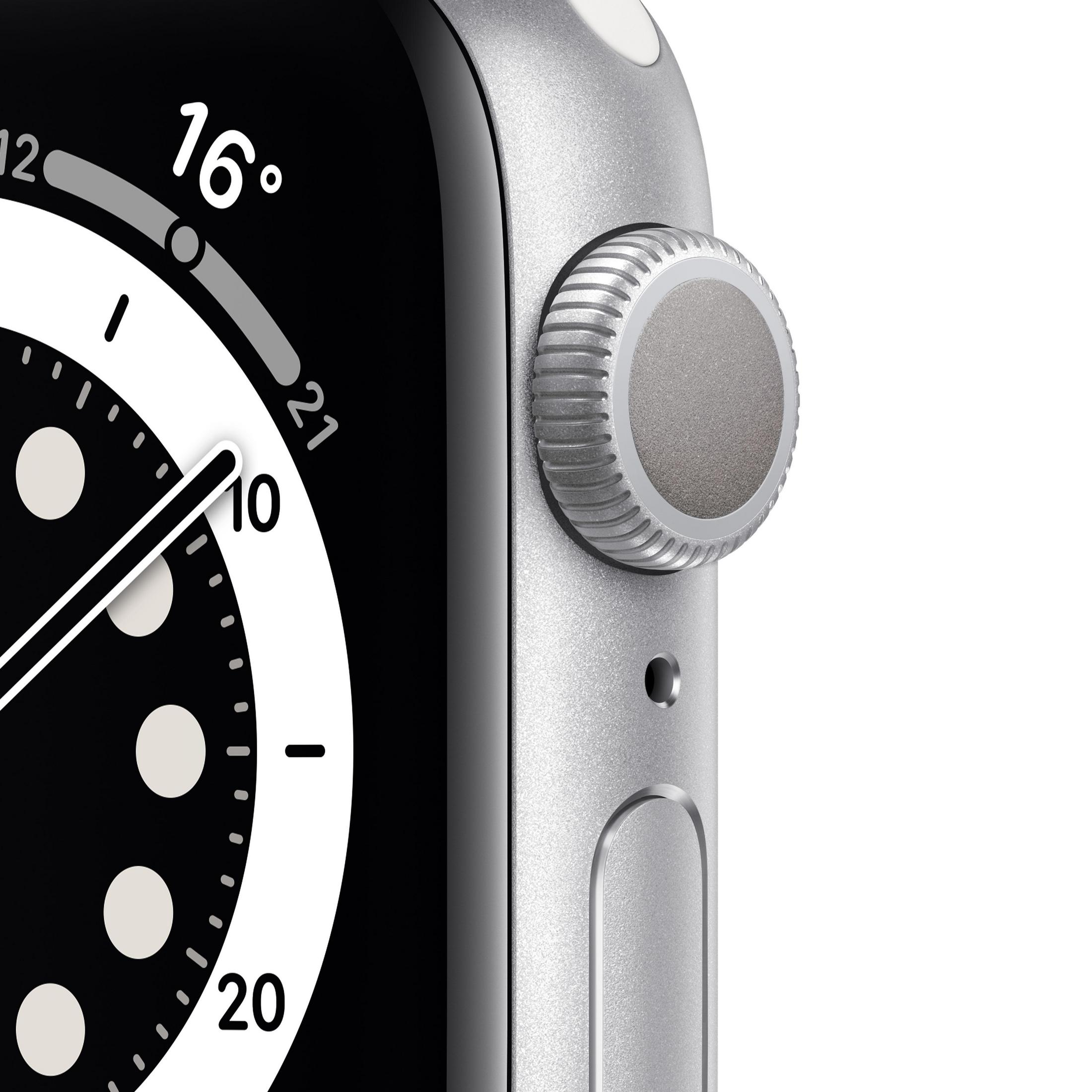 Close-up van Apple Watch met digitale wijzerplaat die de tijd toont. Zilveren afwerking.