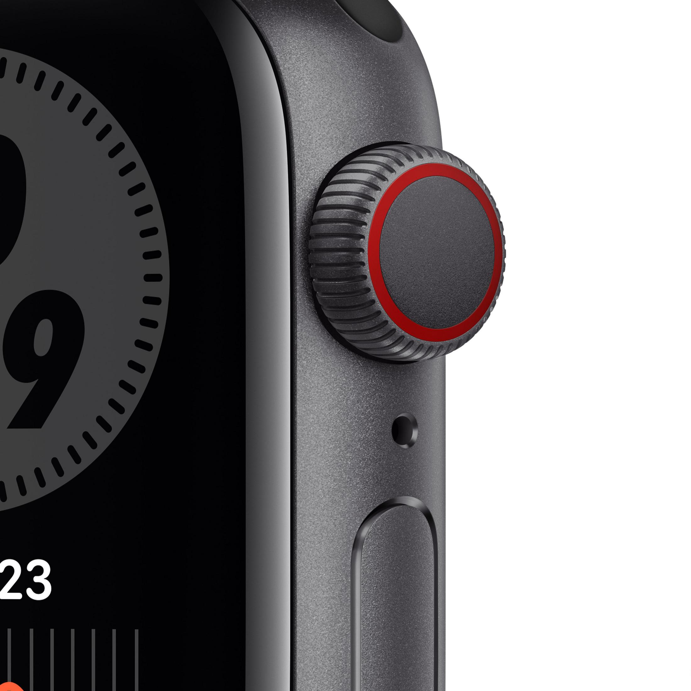 Nahaufnahme einer Apple Watch, die das Zifferblatt und die Seitentaste mit rotem Ring zeigt.