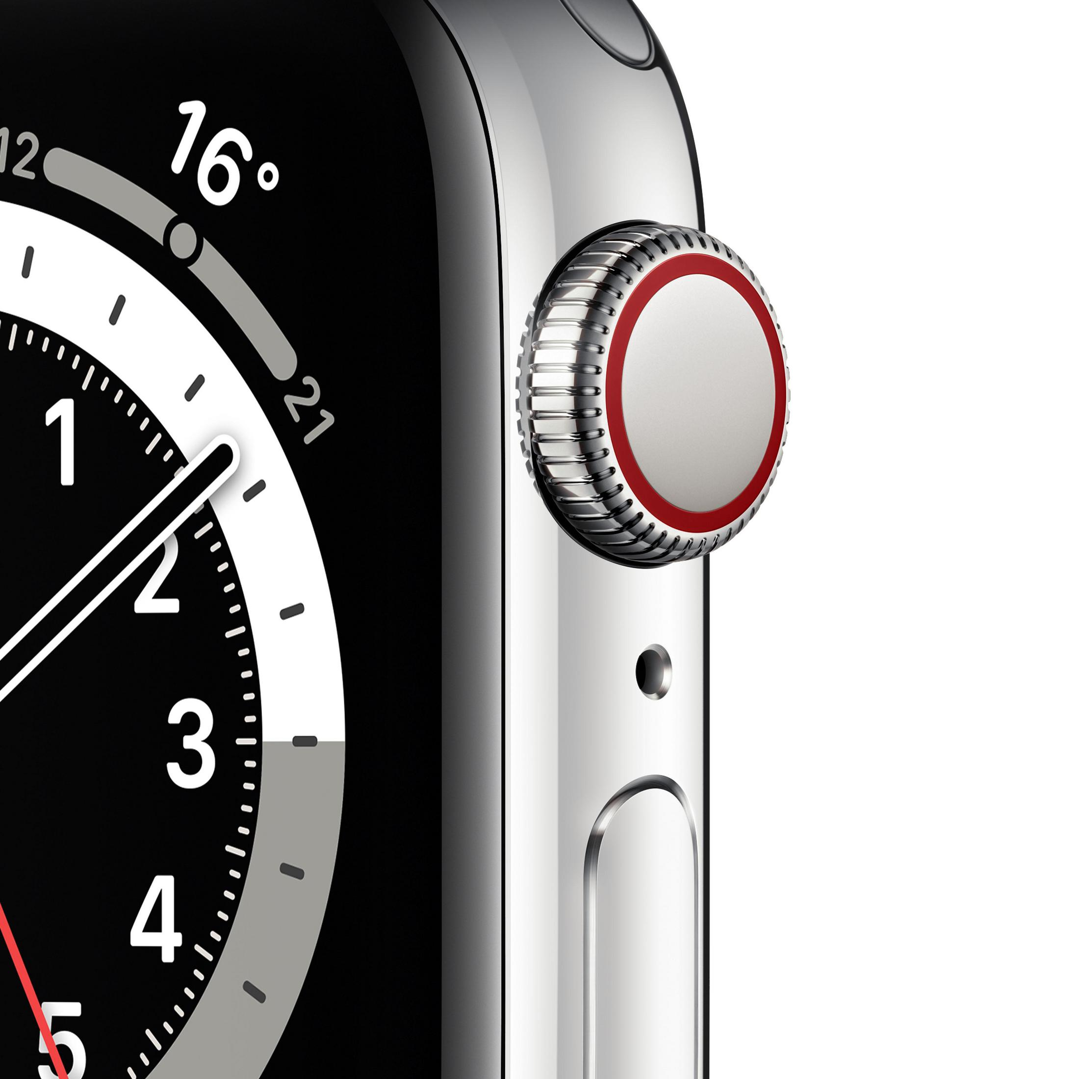 Nahaufnahme einer silbernen Apple Watch, die die Zeit anzeigt und einen rot akzentuierten Knopf.