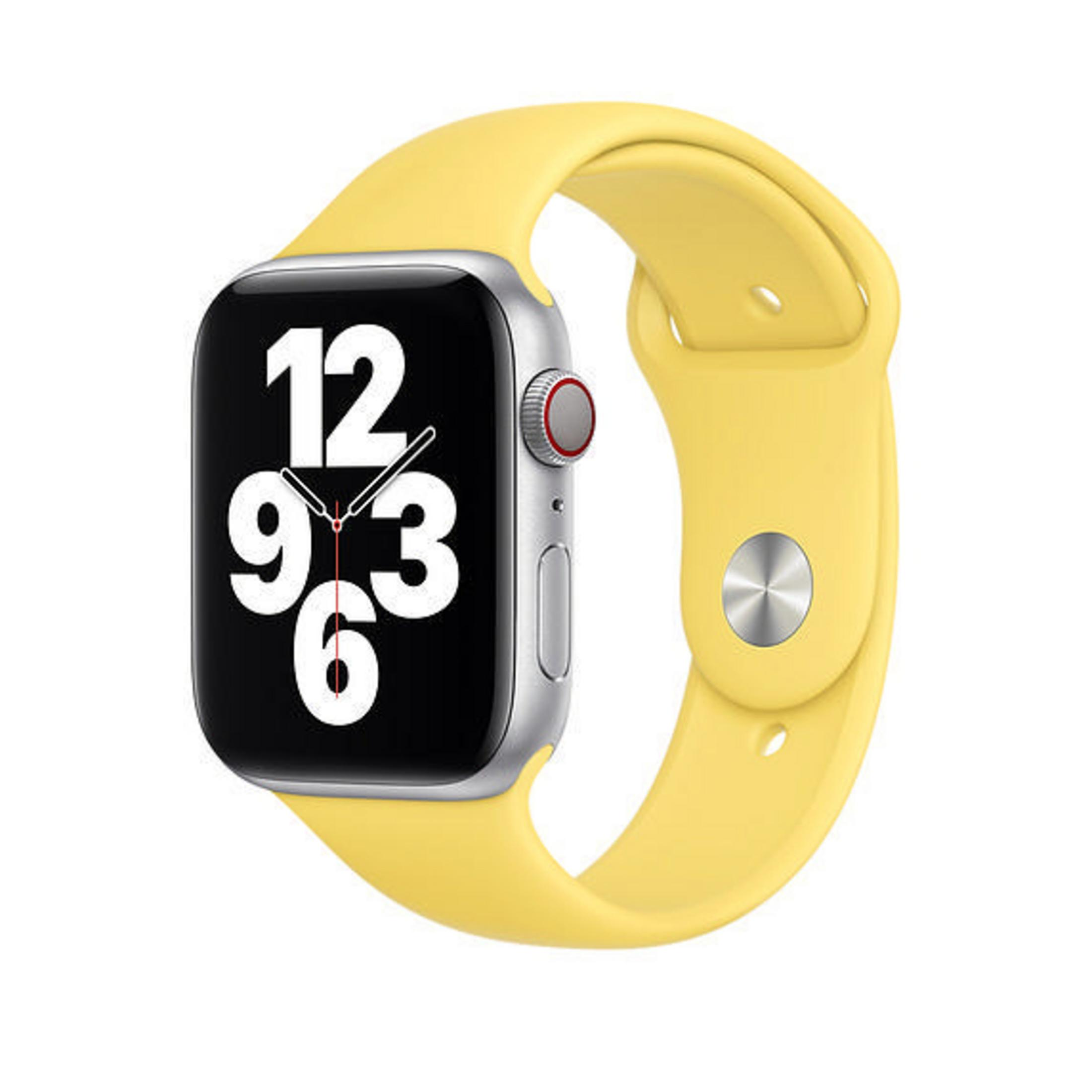 Eine Apple Watch mit gelbem Sportarmband, die die Uhrzeit anzeigt. Die Uhr ist silberfarben.
