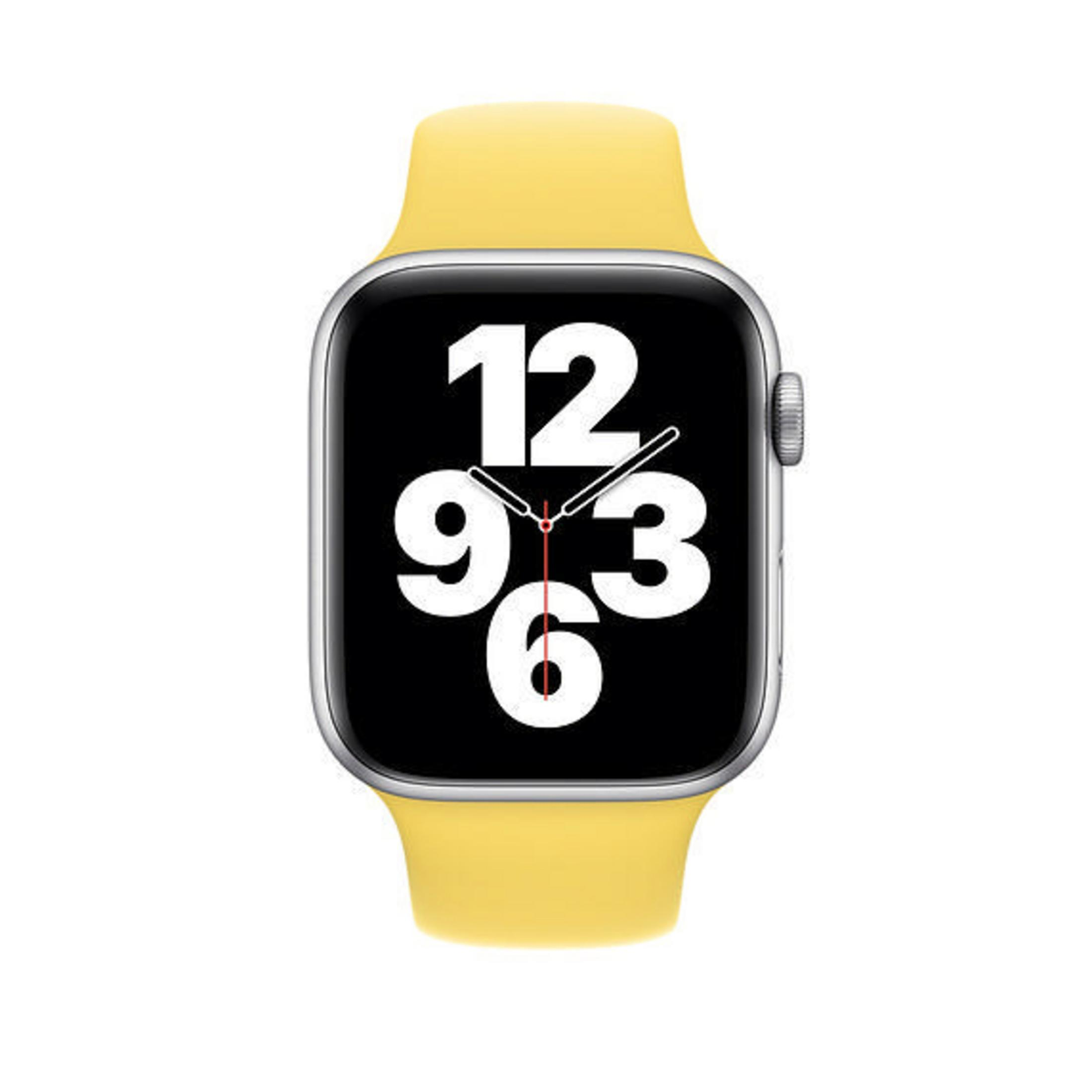 Eine Apple Watch mit gelbem Armband, die die Uhrzeit anzeigt. Die Zahlen sind groß und weiß.