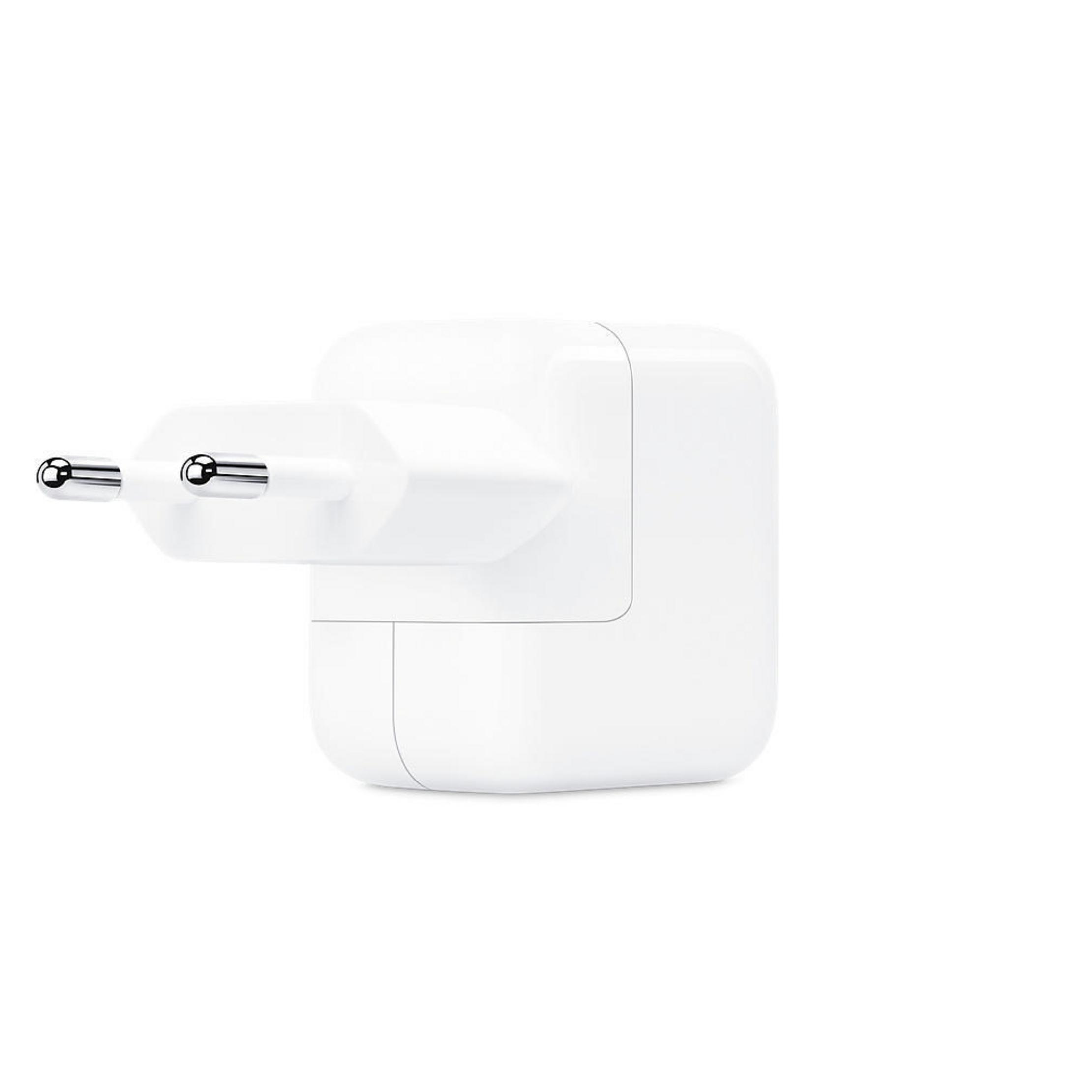 Weißes Apple-Ladegerät mit zwei Stiften für europäische Steckdosen, auf weißem Hintergrund.