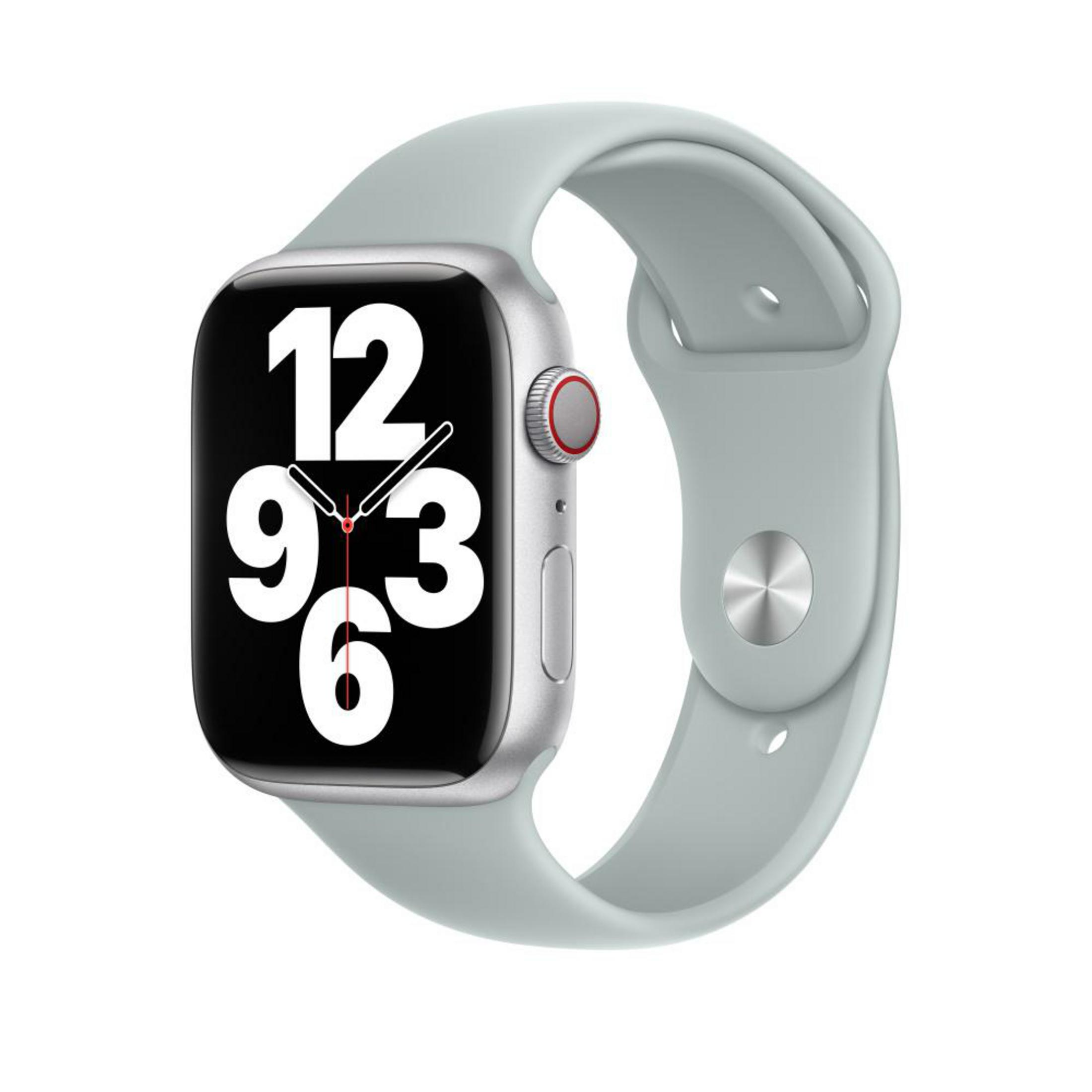Apple Watch avec boîtier argenté et bracelet bleu clair, posée sur une surface blanche.