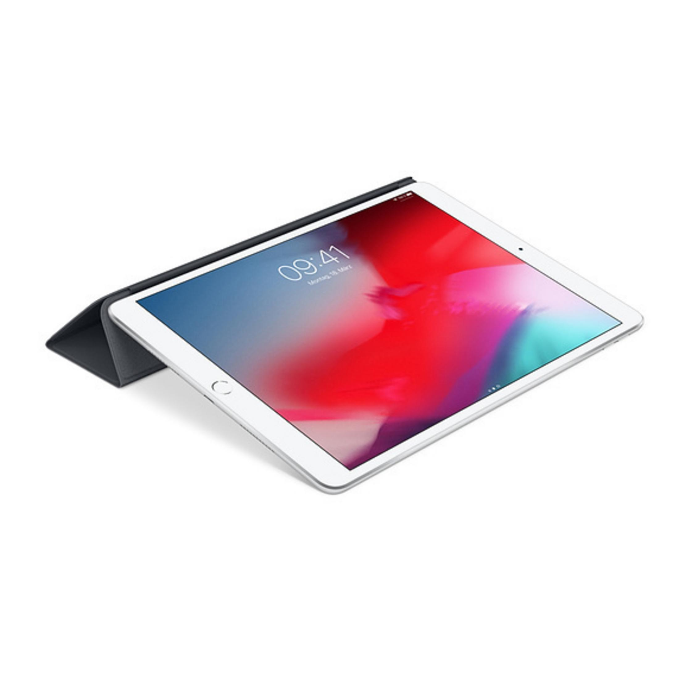 Ein offenes iPad mit weißem Bildschirm, schwarzer Hülle, auf weißer Oberfläche. Der Bildschirm zeigt die Zeit 09:41.