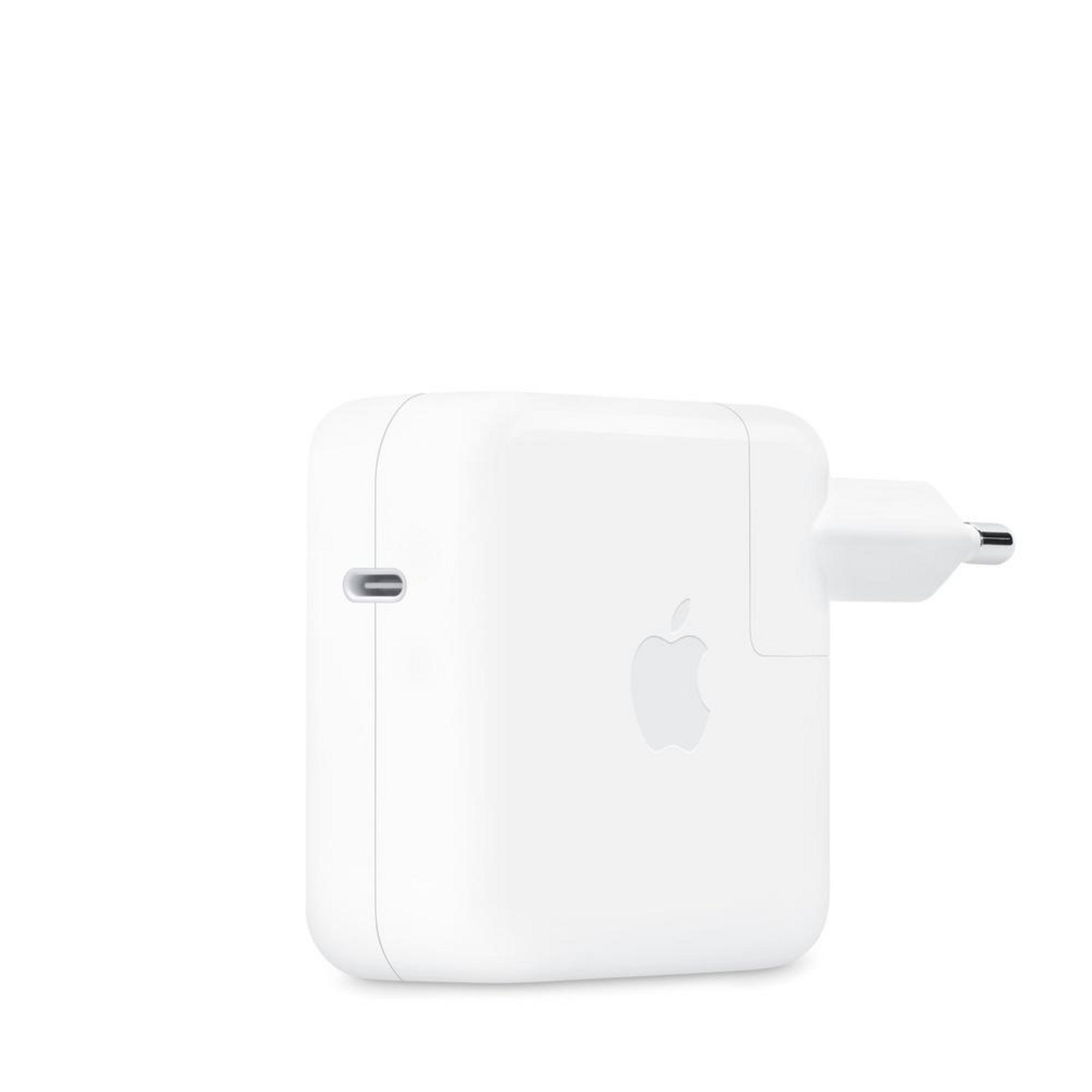 Weißes Apple-Ladegerät mit Typ-C-Anschluss und Apple-Logo auf weißem Hintergrund.