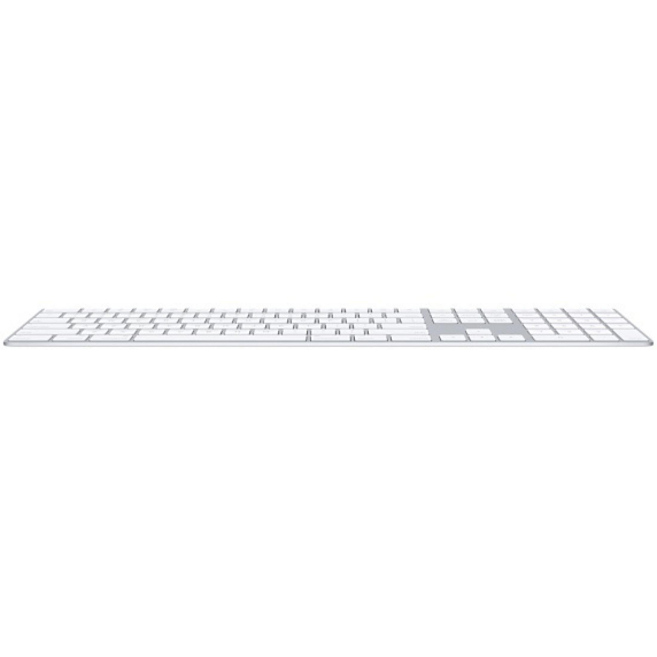 Eine silberne Tastatur mit weißen Tasten, aus niedrigem Winkel und auf weißem Grund gesehen.
