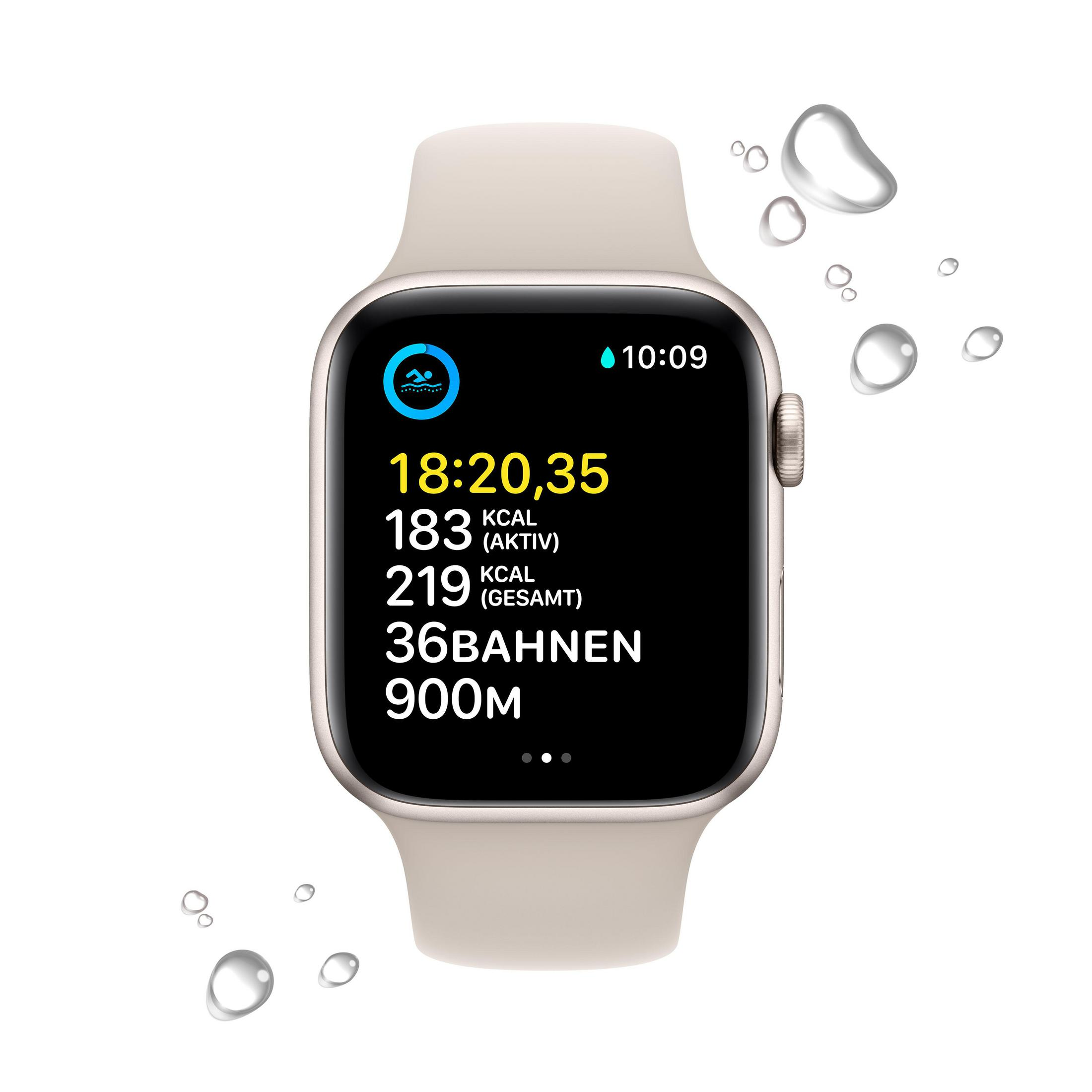 Beige Apple Watch met zwart scherm met trainingsgegevens. Er zijn waterdruppels omheen.