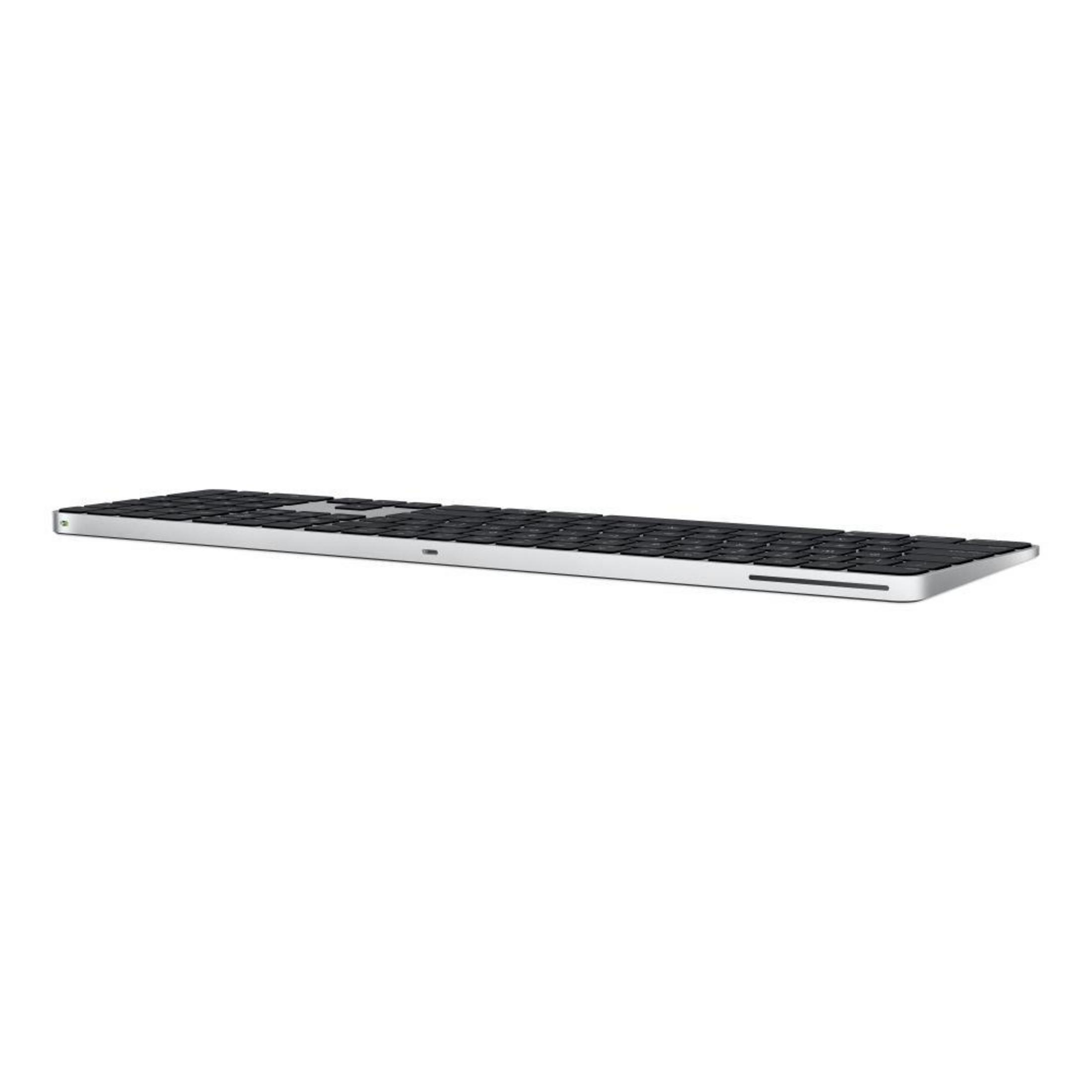 Eine silberne und schwarze Apple-Tastatur auf weißem Hintergrund.