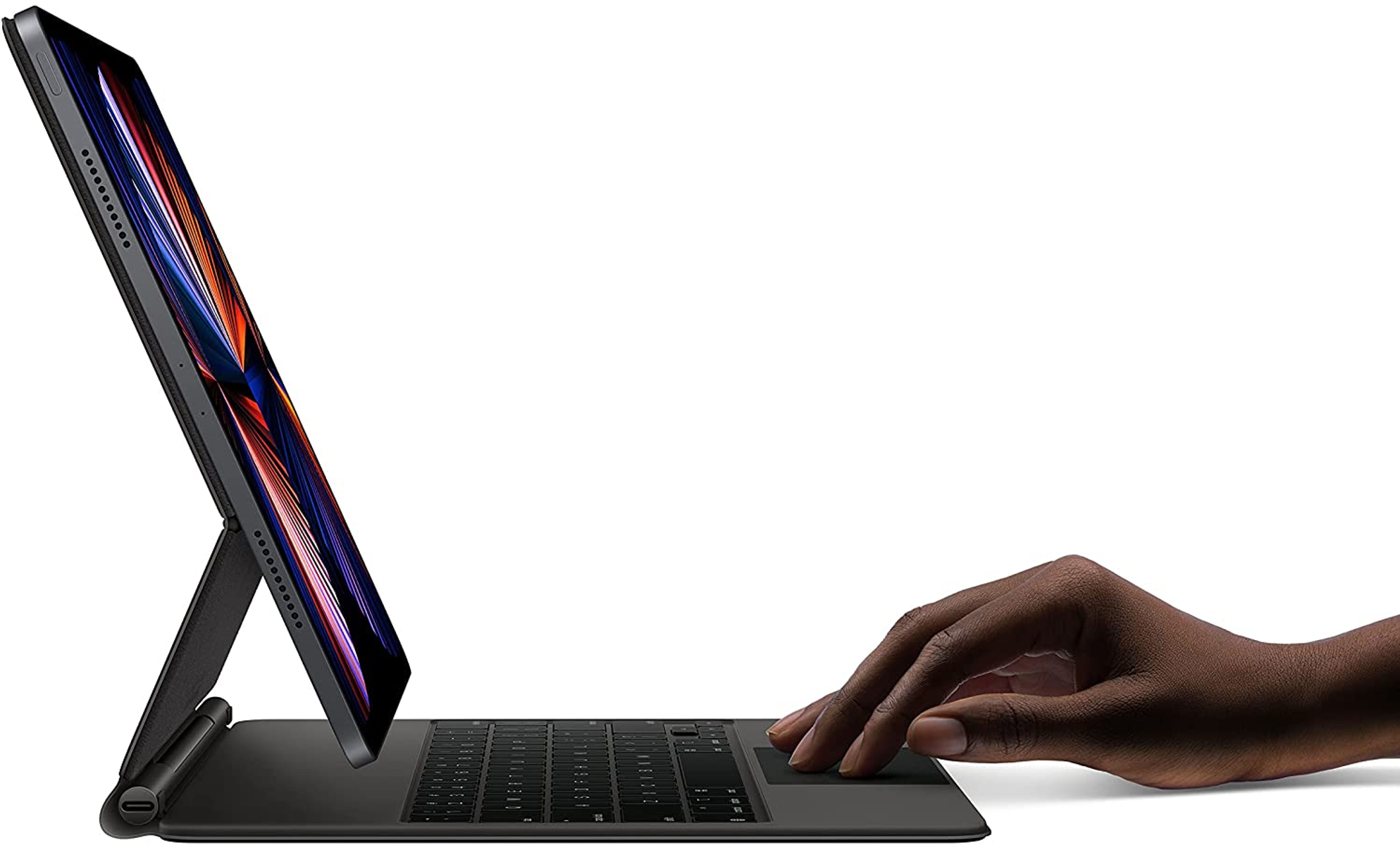 Ein iPad Pro in einer Tastaturhülle, nach links abgewinkelt, mit einer Hand, die das Trackpad benutzt.