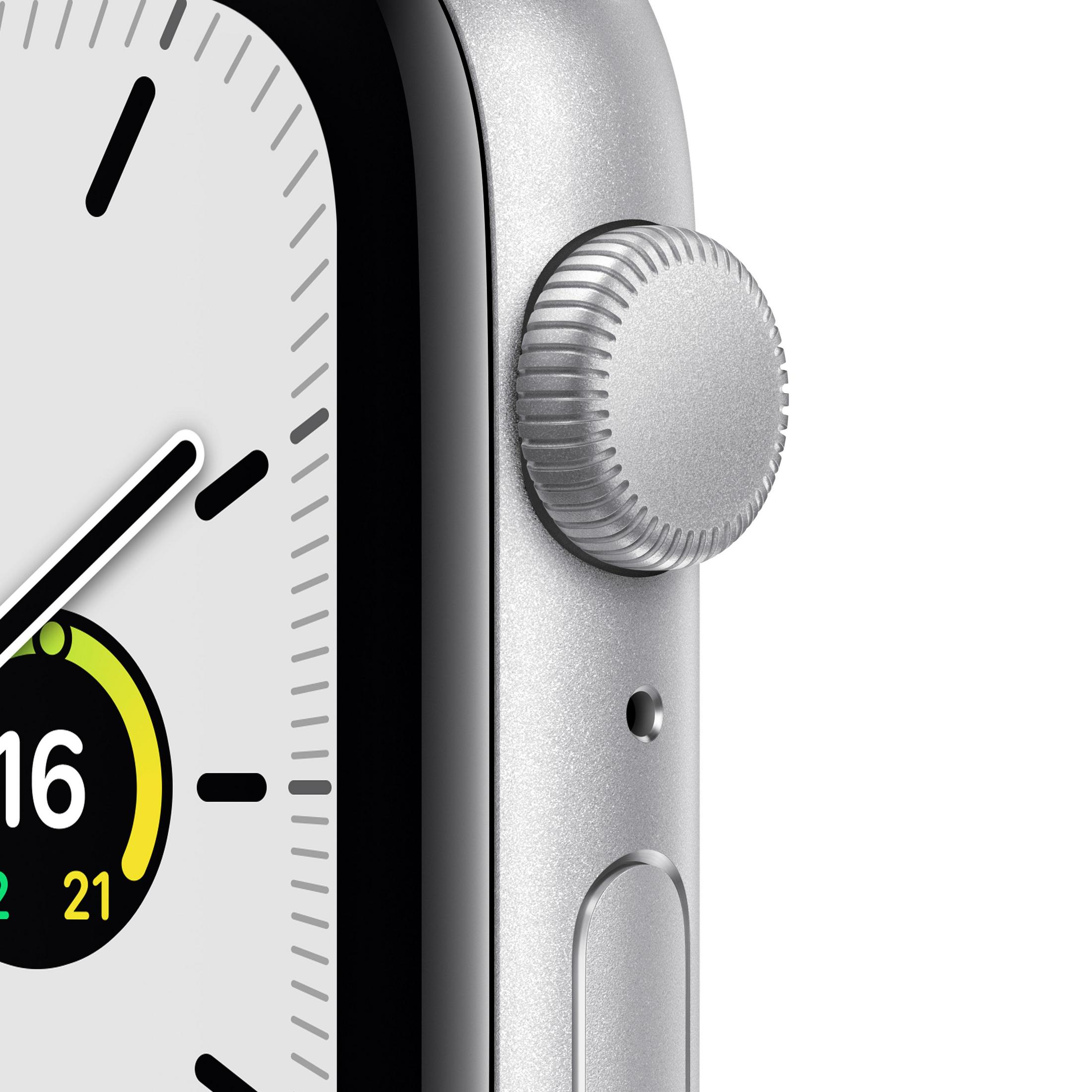Nahaufnahme der Apple Watch. Silbernes Gehäuse, schwarzer Bildschirm, mit digitaler Krone.