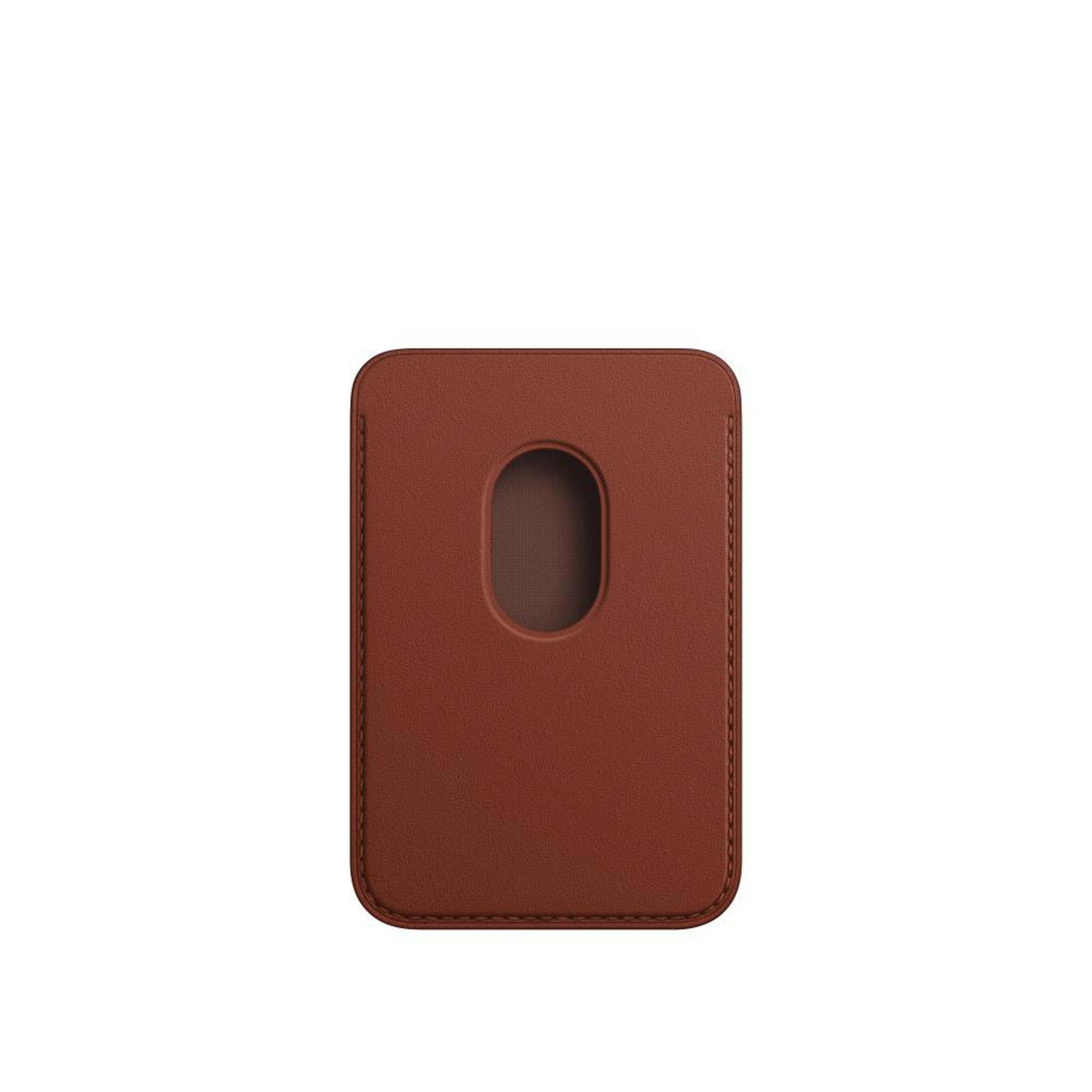 Brauner Leder-Kartenhalter mit ovalem Ausschnitt. Weißer Hintergrund.