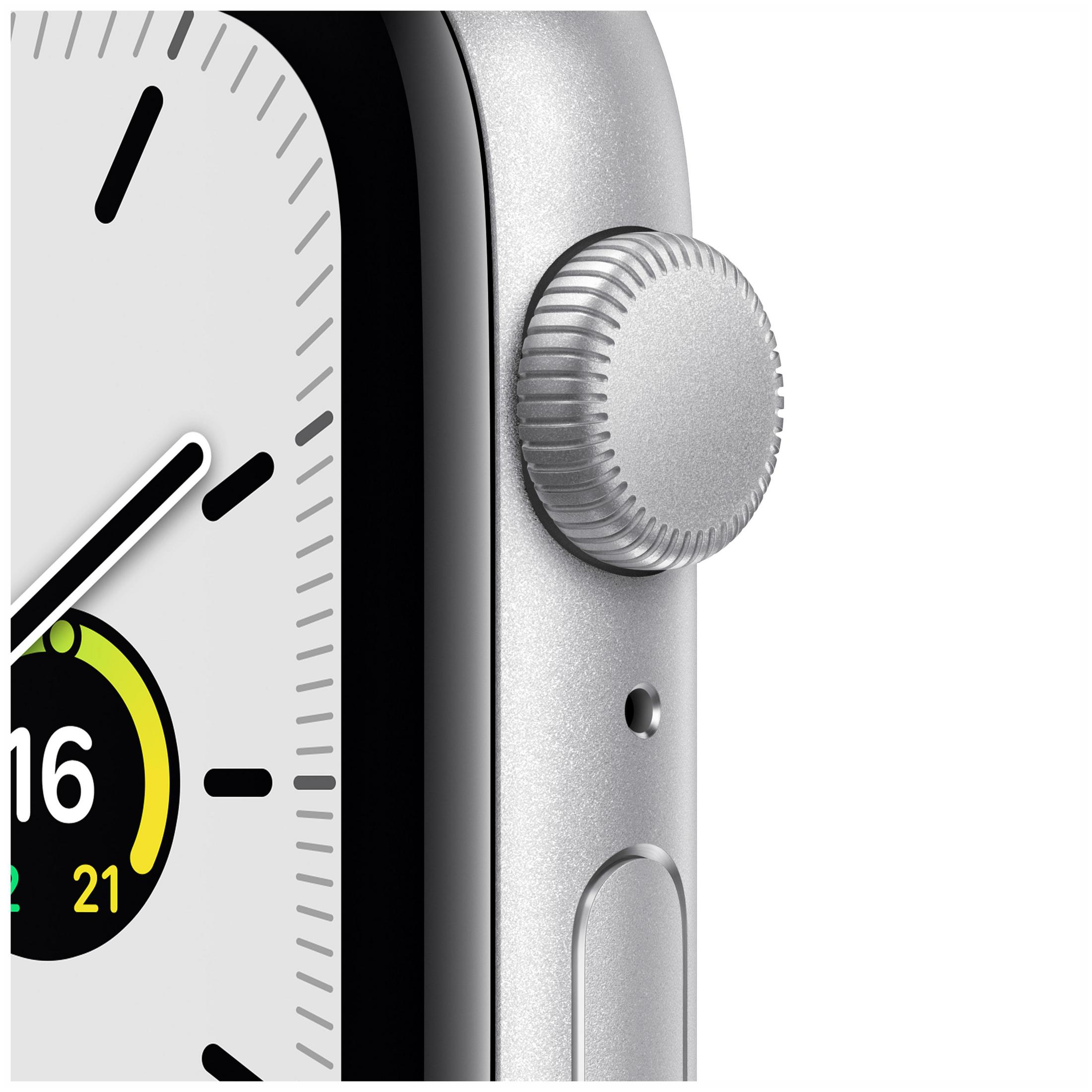 Nahaufnahme einer silbernen Apple Watch, die die digitale Krone und einen Teil des Zifferblatts zeigt.