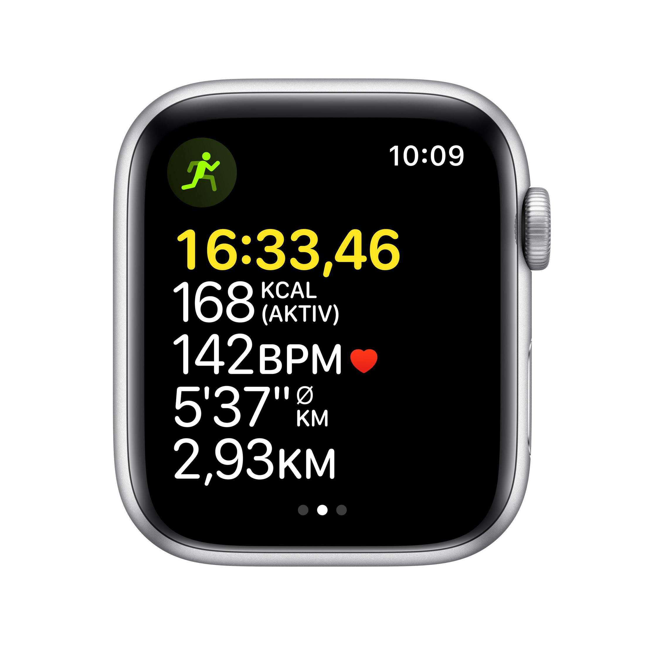 Silberne Smartwatch mit Laufmetriken auf dem Bildschirm, zeigt Zeit, Herzfrequenz und Distanz.