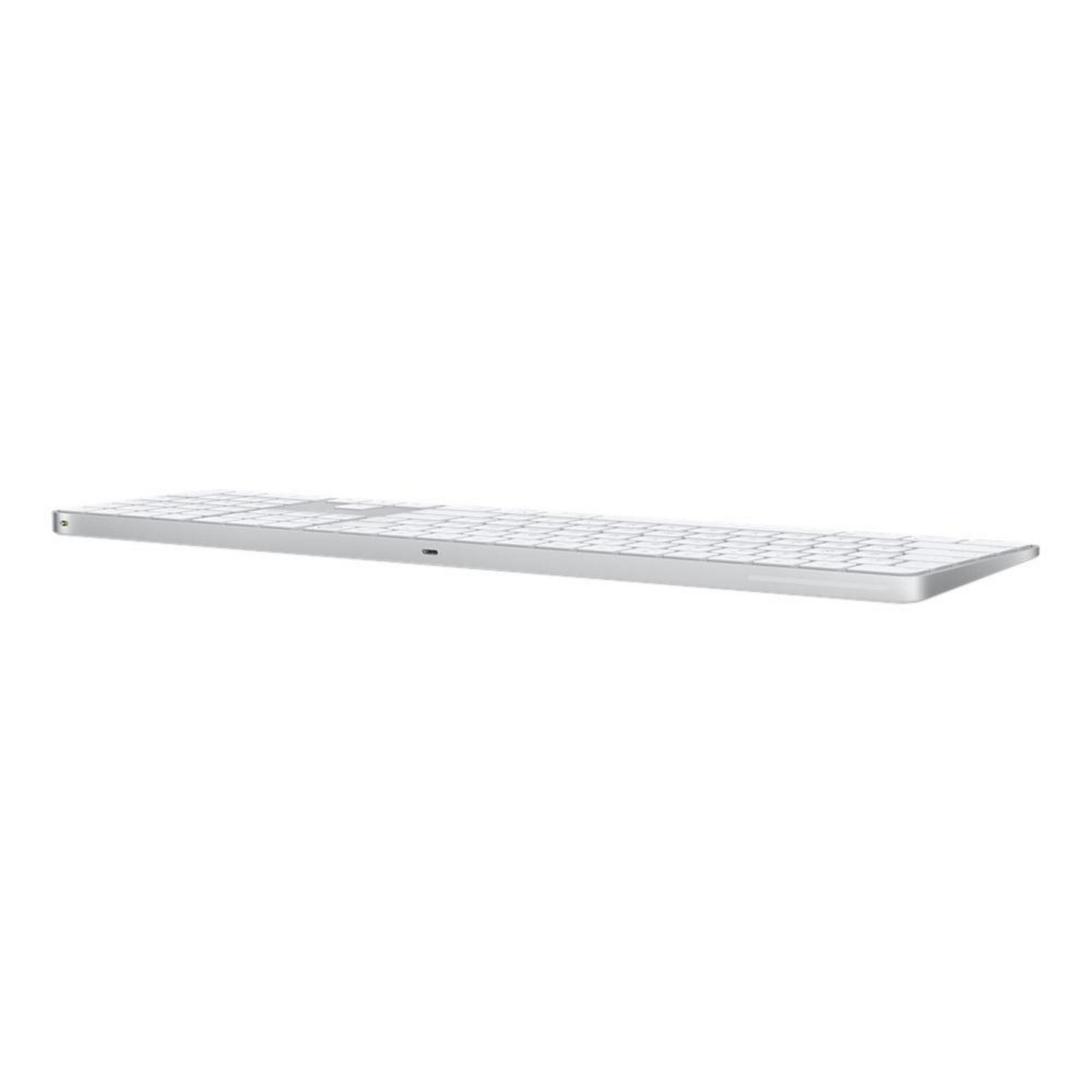 Eine silberne Tastatur auf weißem Hintergrund, von der Seite gesehen.