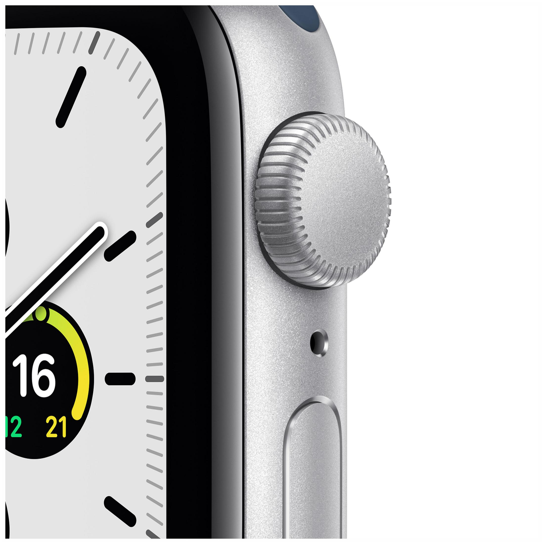 Nahaufnahme einer Apple Watch. Silbernes Gehäuse, digitale Anzeige mit Uhrzeit und Datum. Weißer Hintergrund.