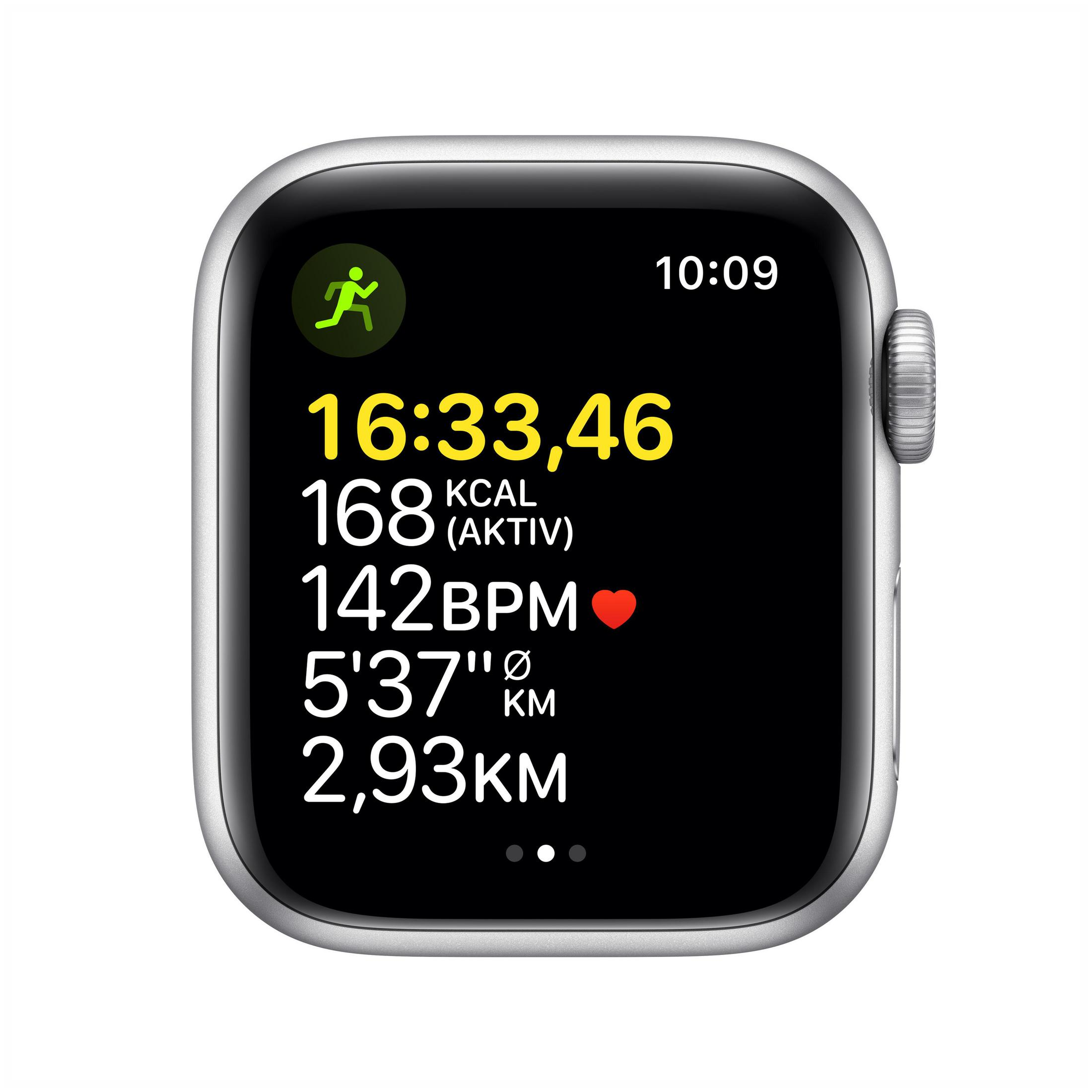 Apple Watch mit Laufmetriken auf dem Bildschirm. Weißer Hintergrund.