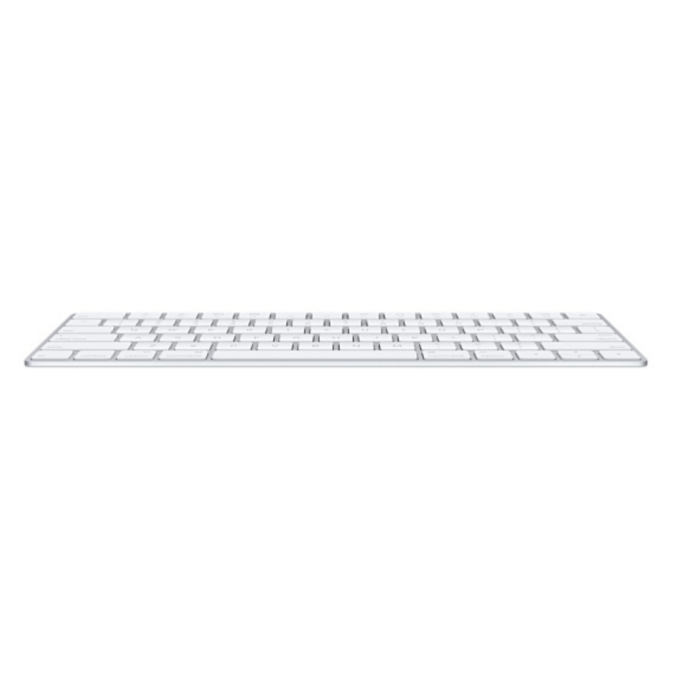 Eine silberne, kabellose Computertastatur auf weißem Hintergrund. Sie hat ein schlankes, flaches Design.