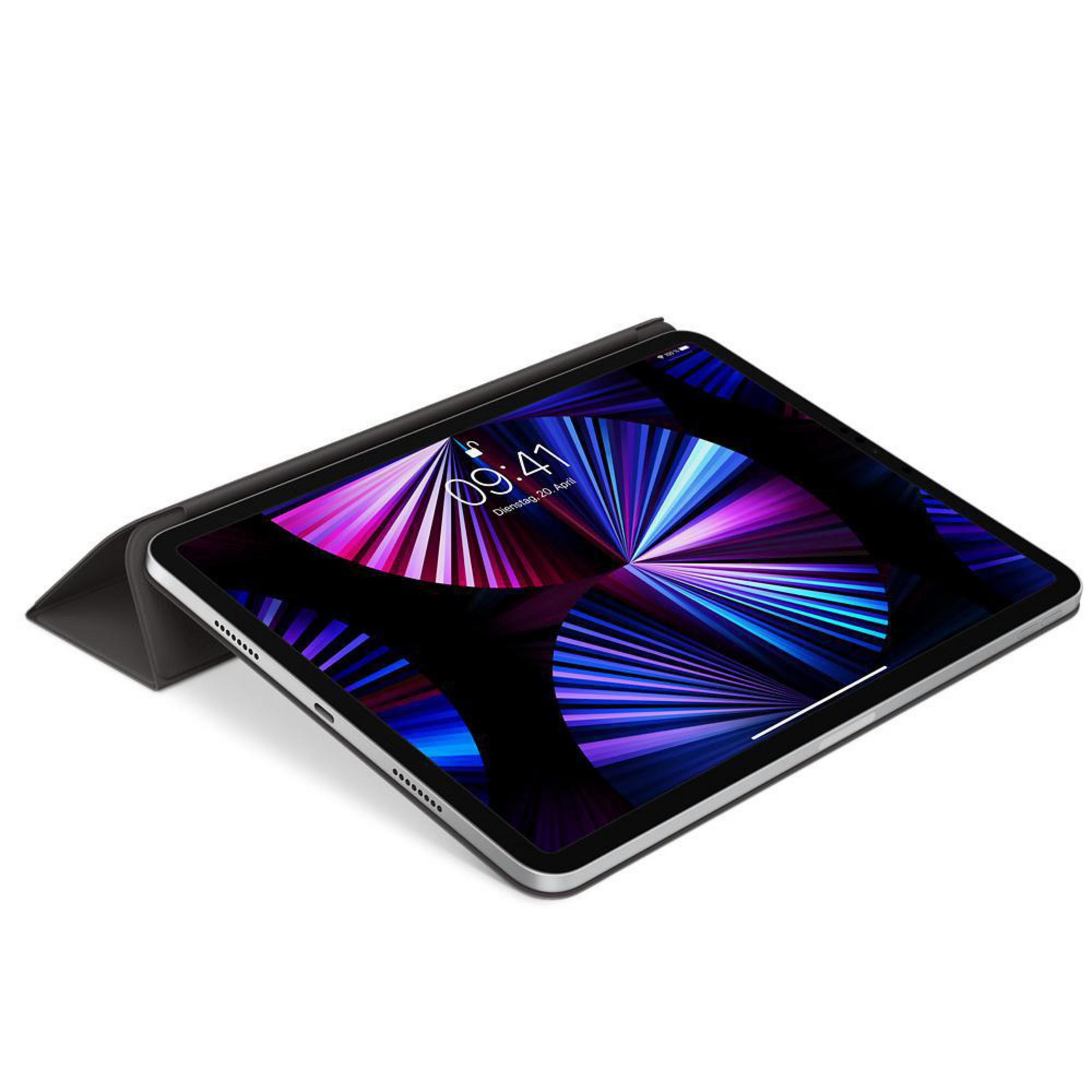 Ein iPad mit dunkler Hülle, das Datum auf dem Bildschirm zeigt. Das Gerät ist leicht angewinkelt.