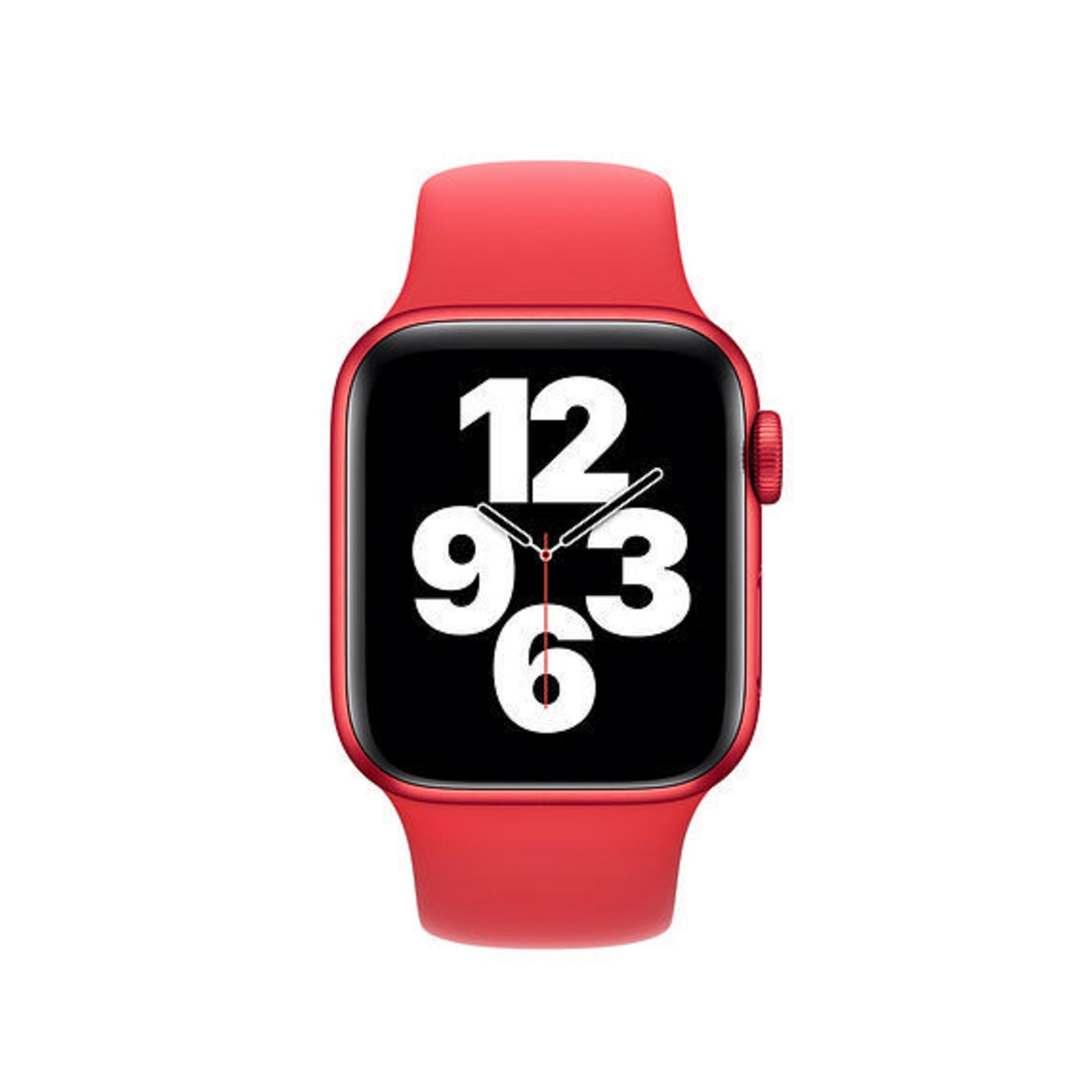 Rote Apple Watch, die die Uhrzeit mit fetten weißen Ziffern auf dem Bildschirm anzeigt.