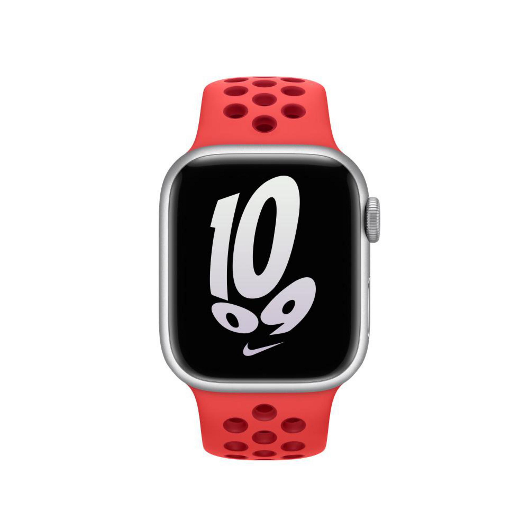 Apple Watch argentée avec un bracelet sport rouge. Le cadran affiche le numéro '10' et le logo Nike.