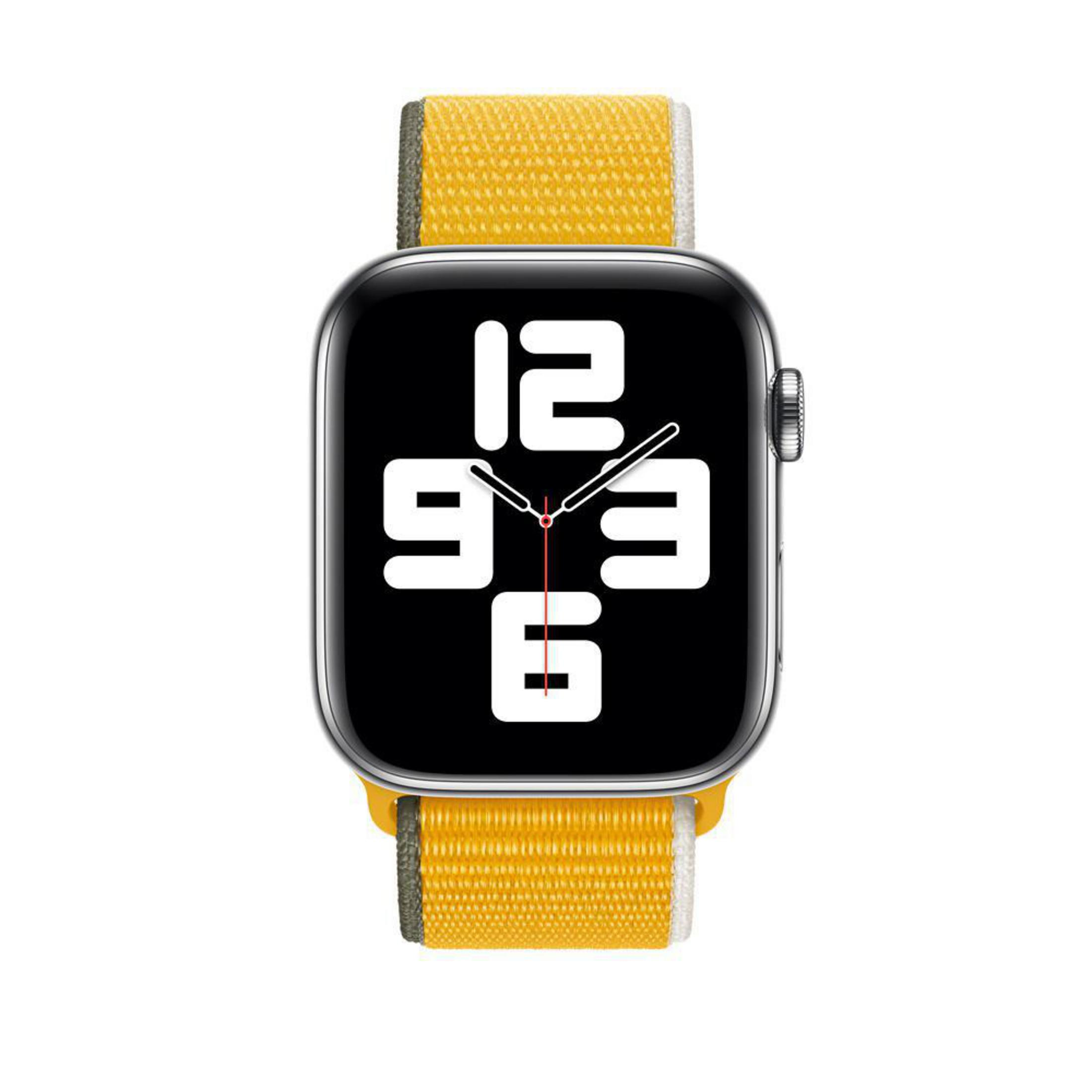 Srebrny Apple Watch z żółtym paskiem, pokazujący godzinę. Białe tło.