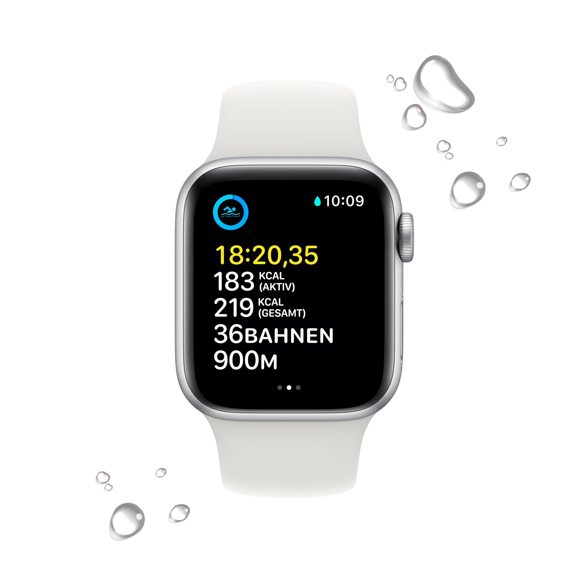 Apple Watch mit Gesundheitsdaten auf weißem Armband und weißem Hintergrund.