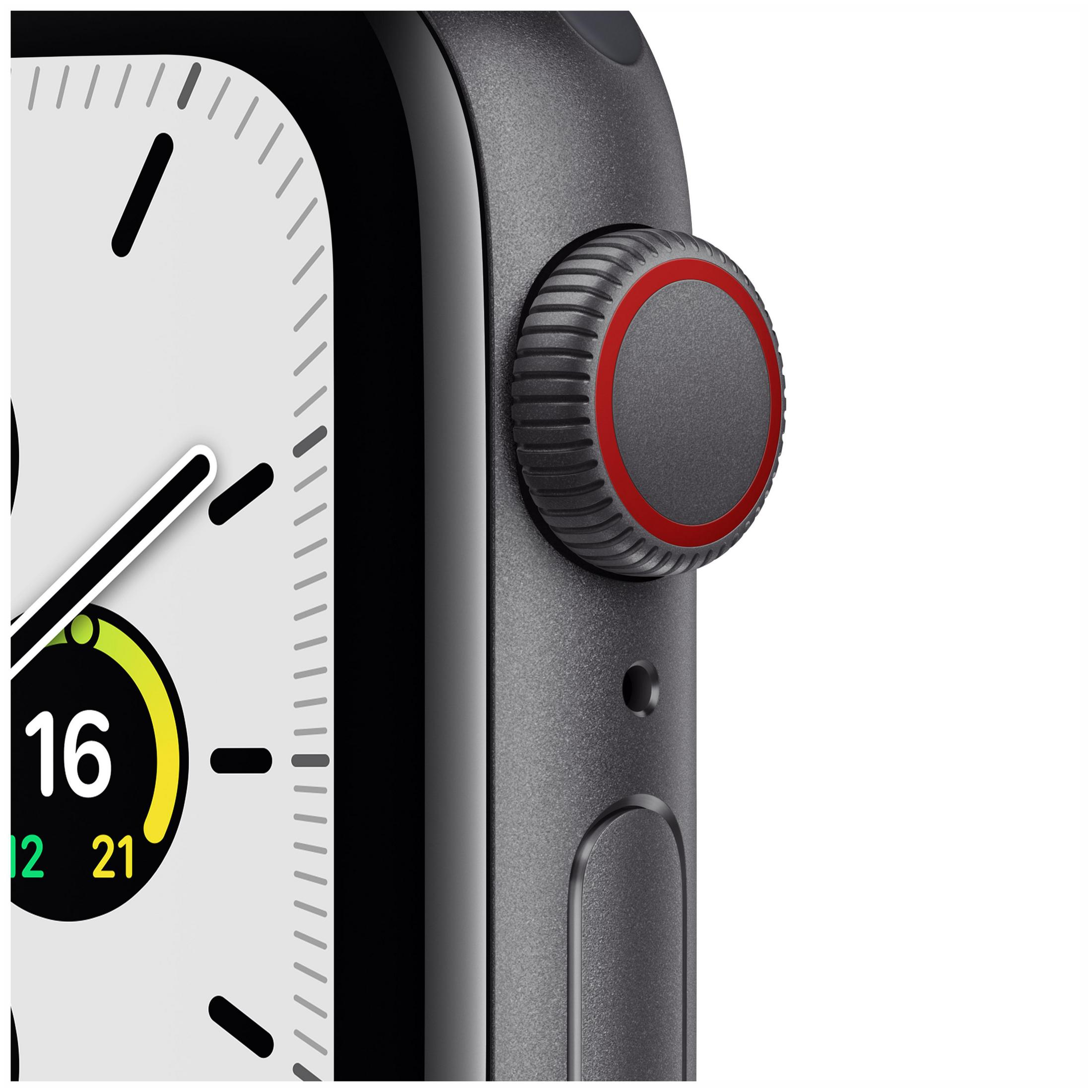 Zbliżenie tarczy Apple Watch, szara obudowa, czarno-biały wyświetlacz, czerwona korona.